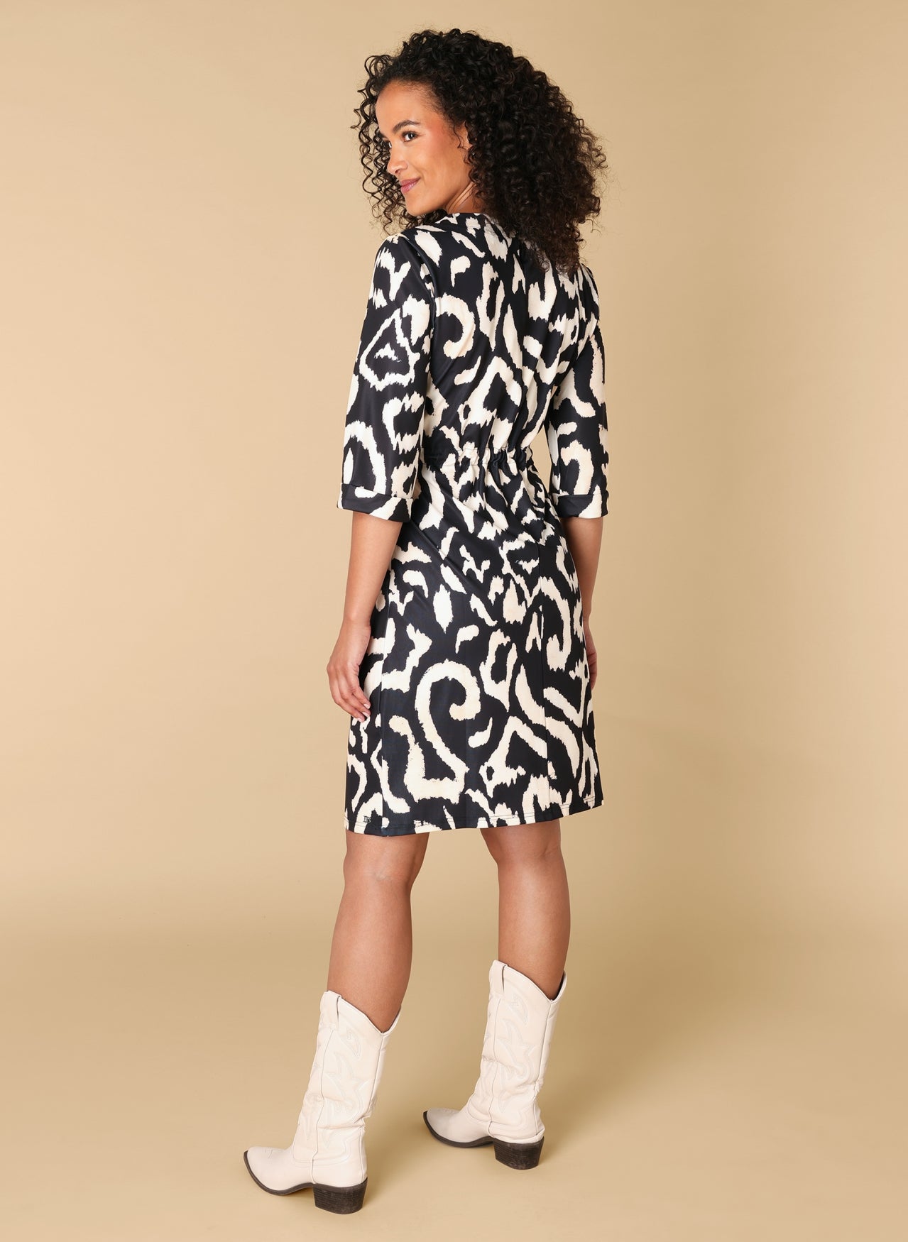 Ivy Beau jurk zwart beige print model Rochelle