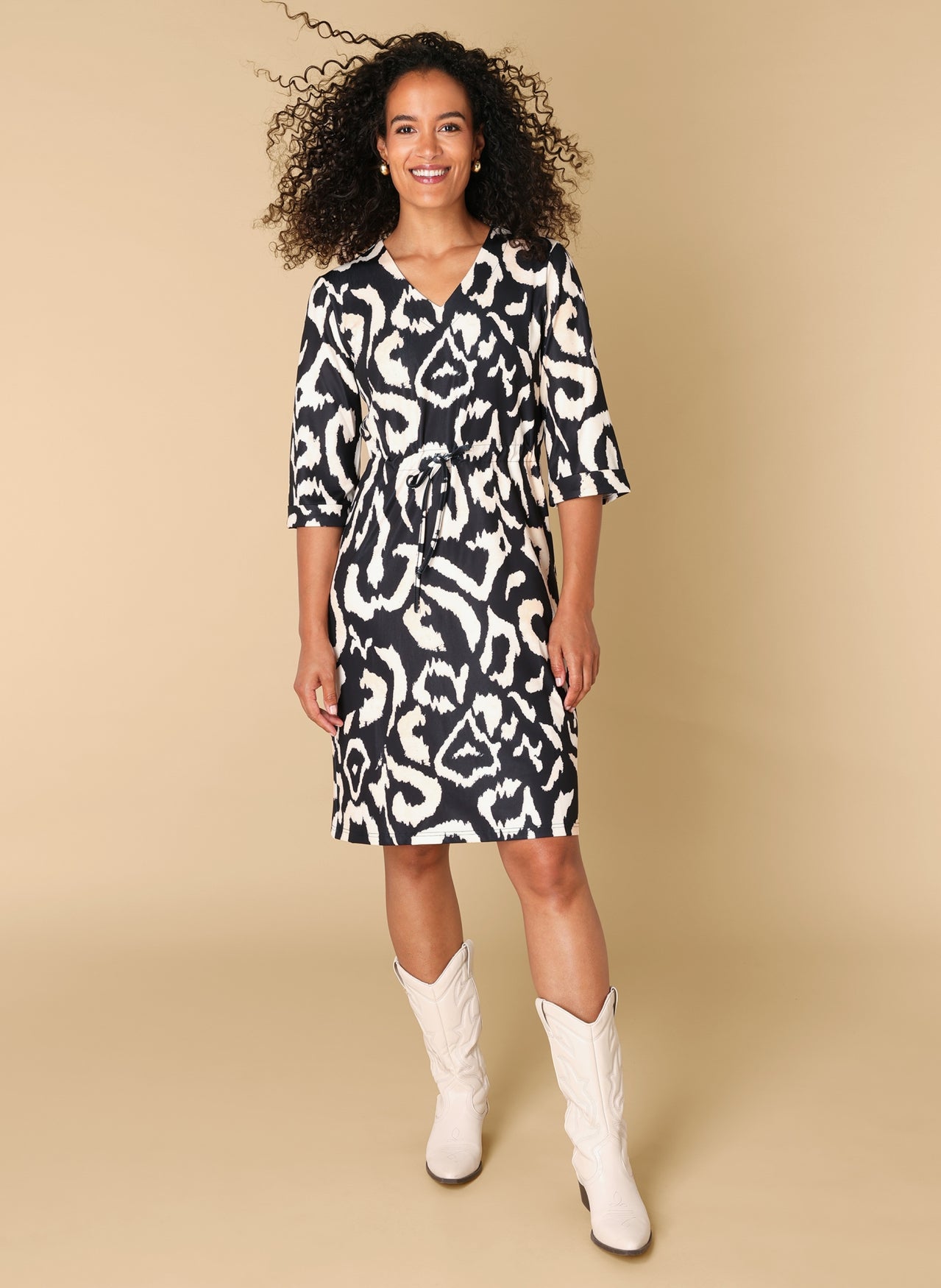Ivy Beau jurk zwart beige print model Rochelle