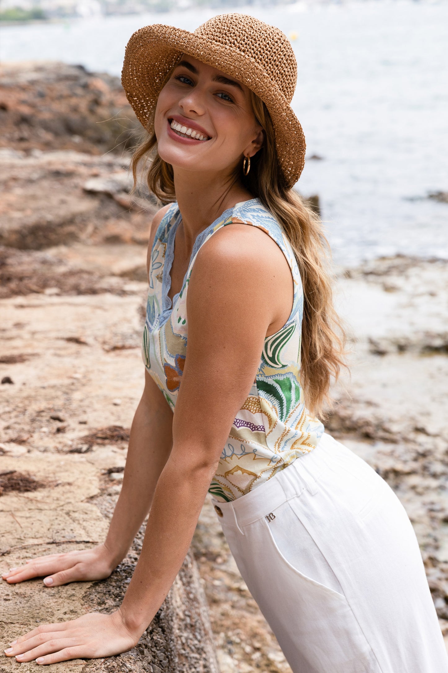 Ivy Beau top zand met blauwe print model Maisie 