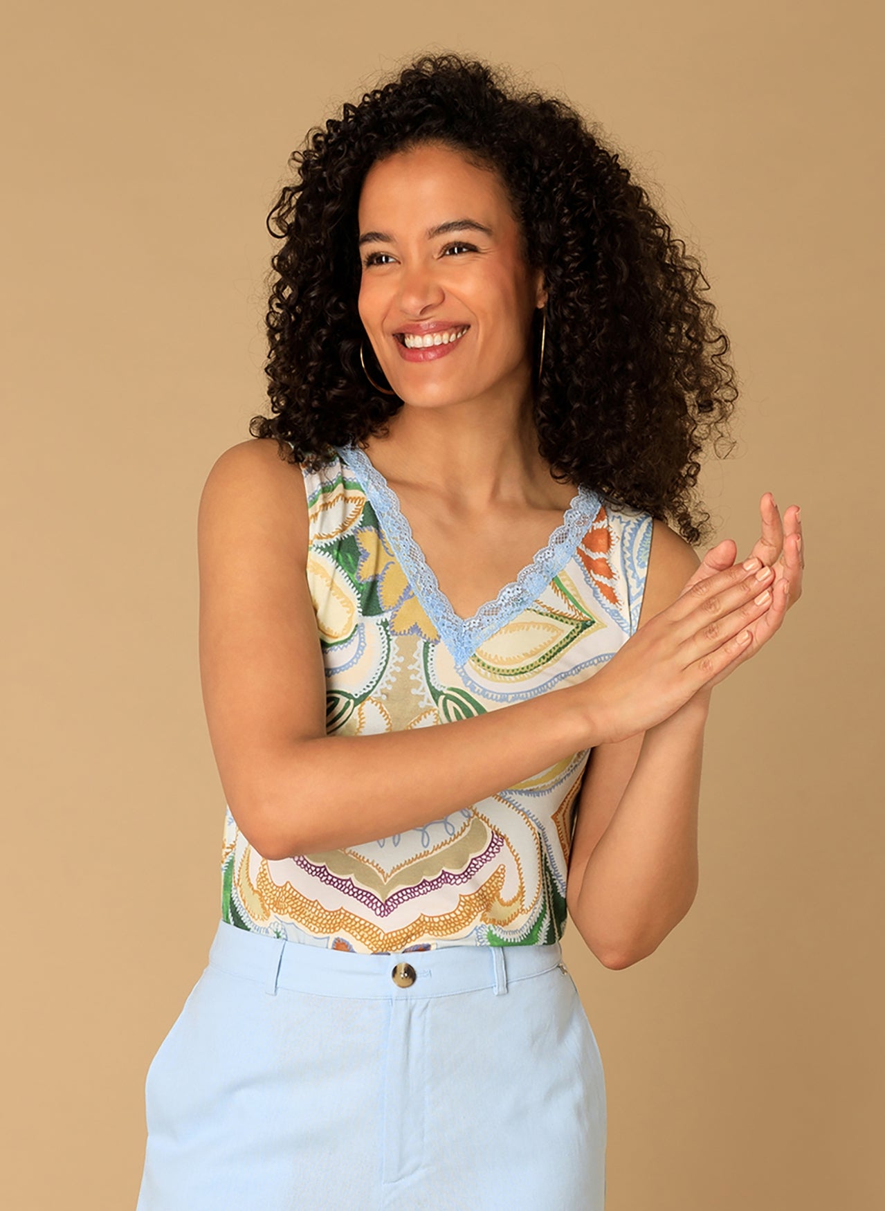 Ivy Beau top zand met blauwe print model Maisie 