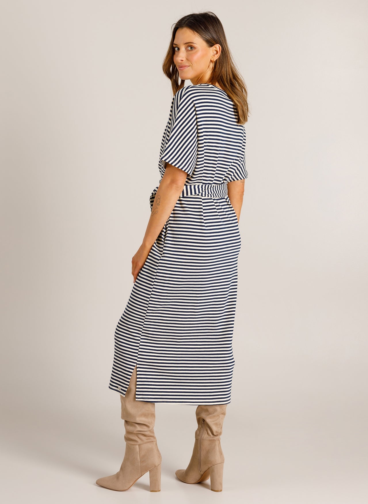 Ivy Beau jurk gestreept offwhite met donkerblauw model Vivi night blue