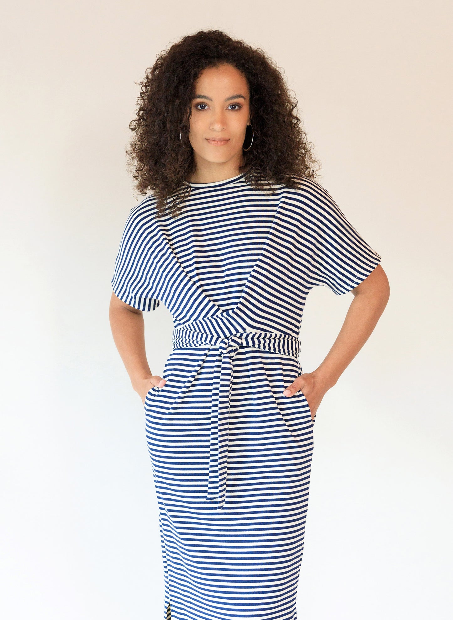 Ivy Beau jurk gestreept offwhite met donkerblauw model Vivi night blue