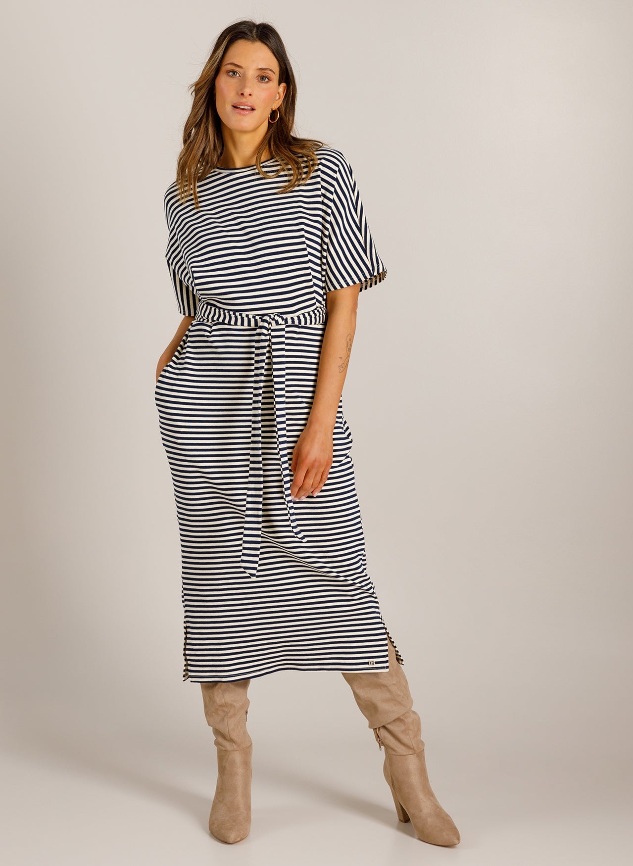 Ivy Beau jurk gestreept offwhite met donkerblauw model Vivi night blue