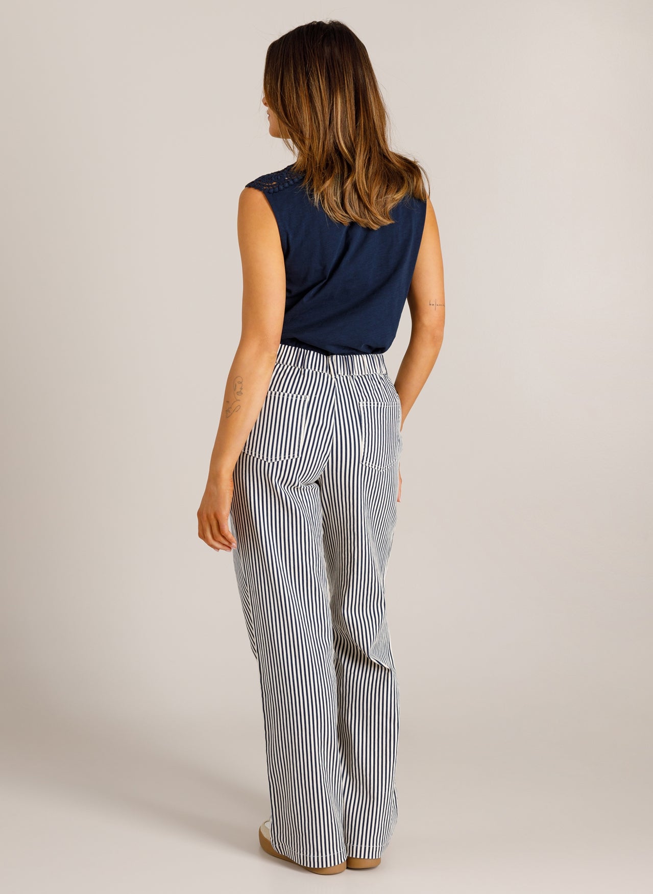 Ivy Beau broek gestreept offwhite donker blauw model Vien