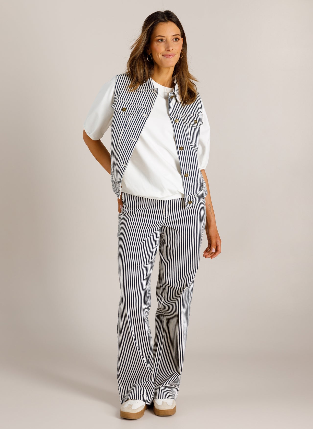 Ivy Beau broek gestreept offwhite donker blauw model Vien