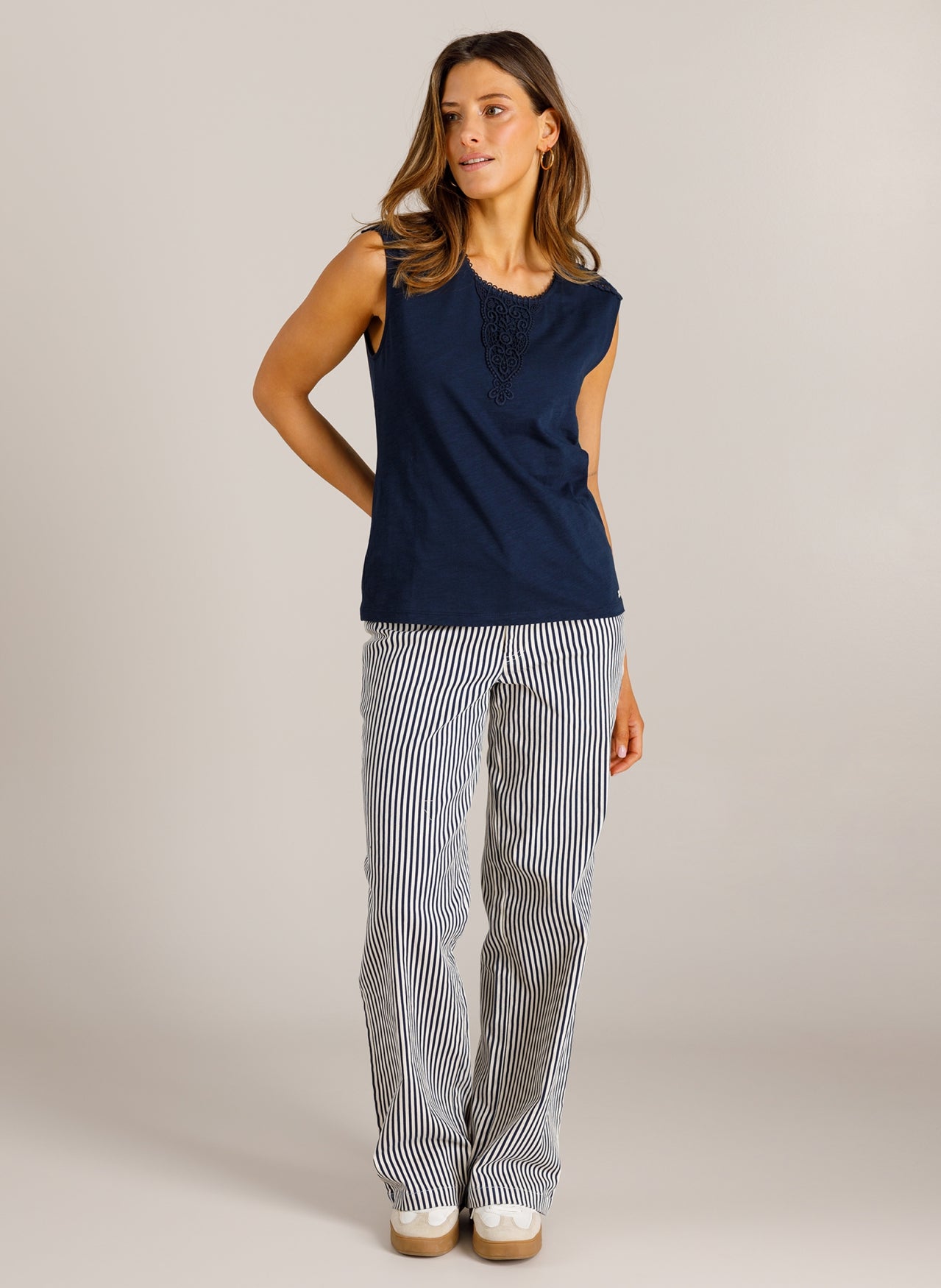 Ivy Beau top donker blauw met kant model Verene midnight blue navy