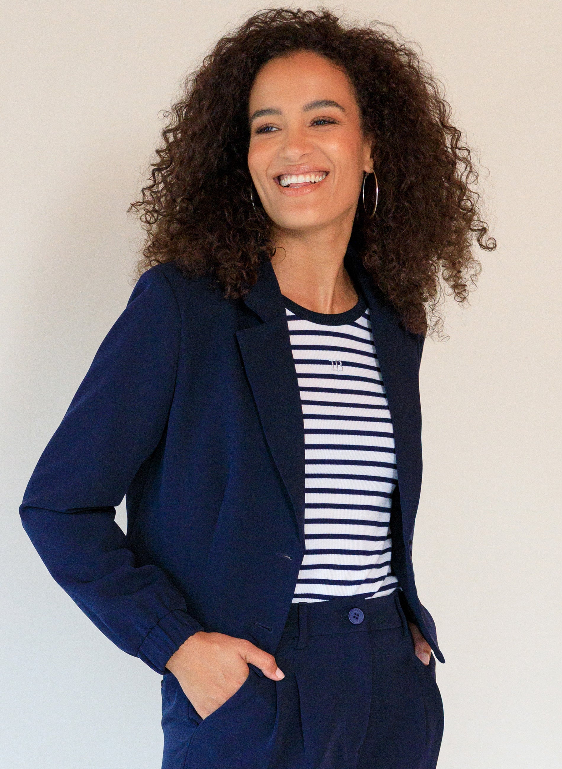 Ivy Beau tank top gestreept offwhite donker blauw model Vanida navy