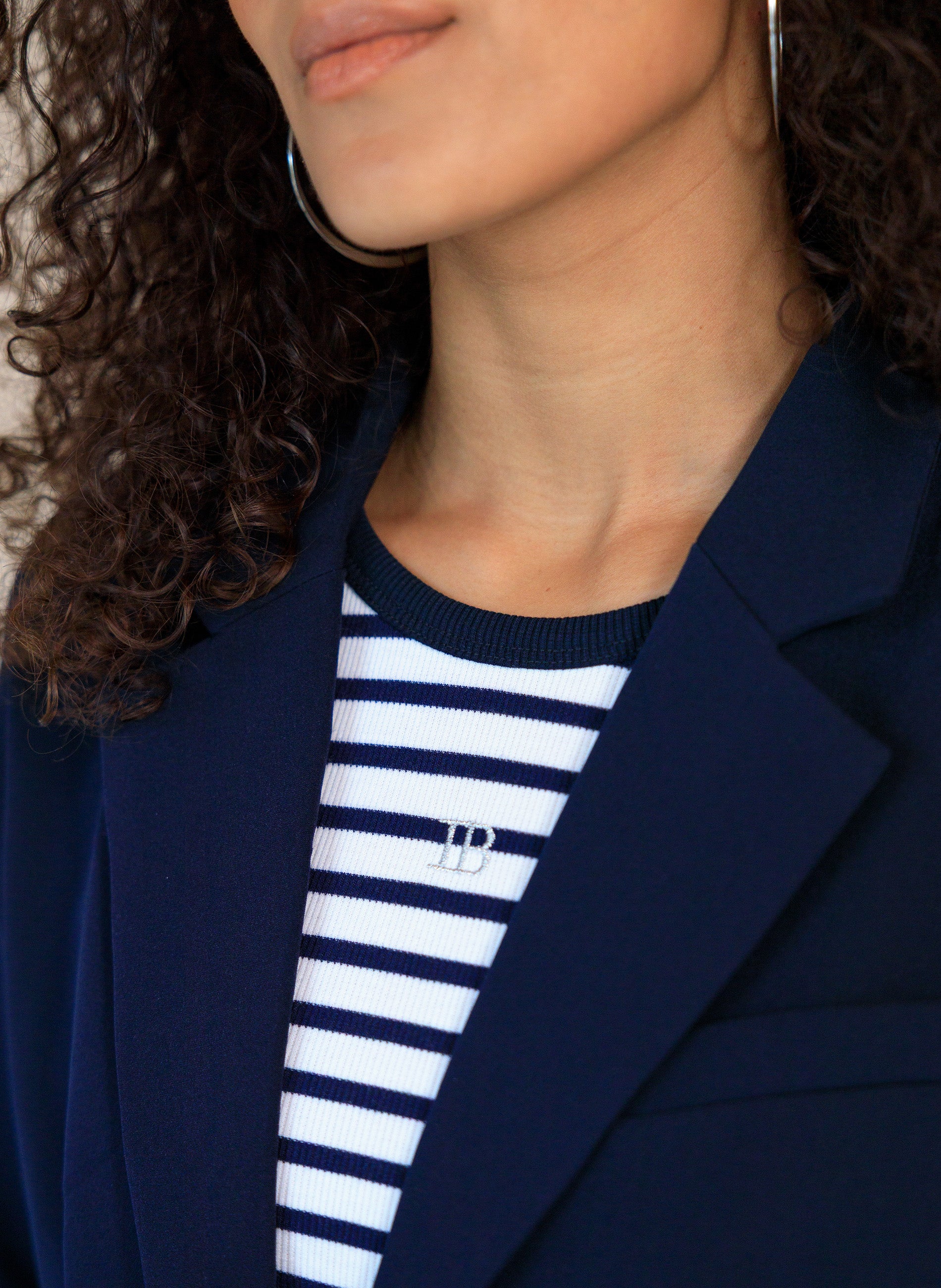 Ivy Beau tank top gestreept offwhite donker blauw model Vanida navy