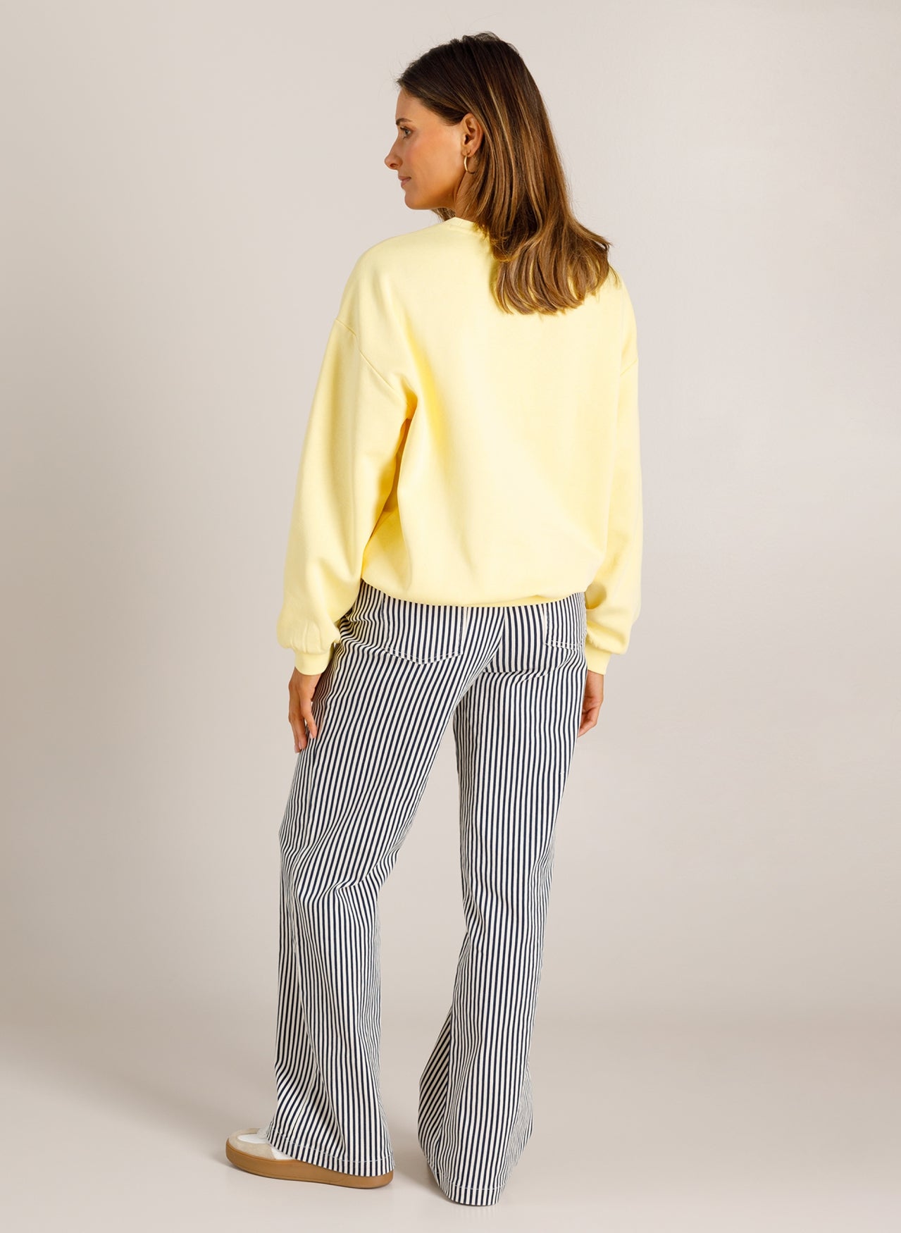 Ivy Beau sweater licht geel met opdruk model valora wax yellow