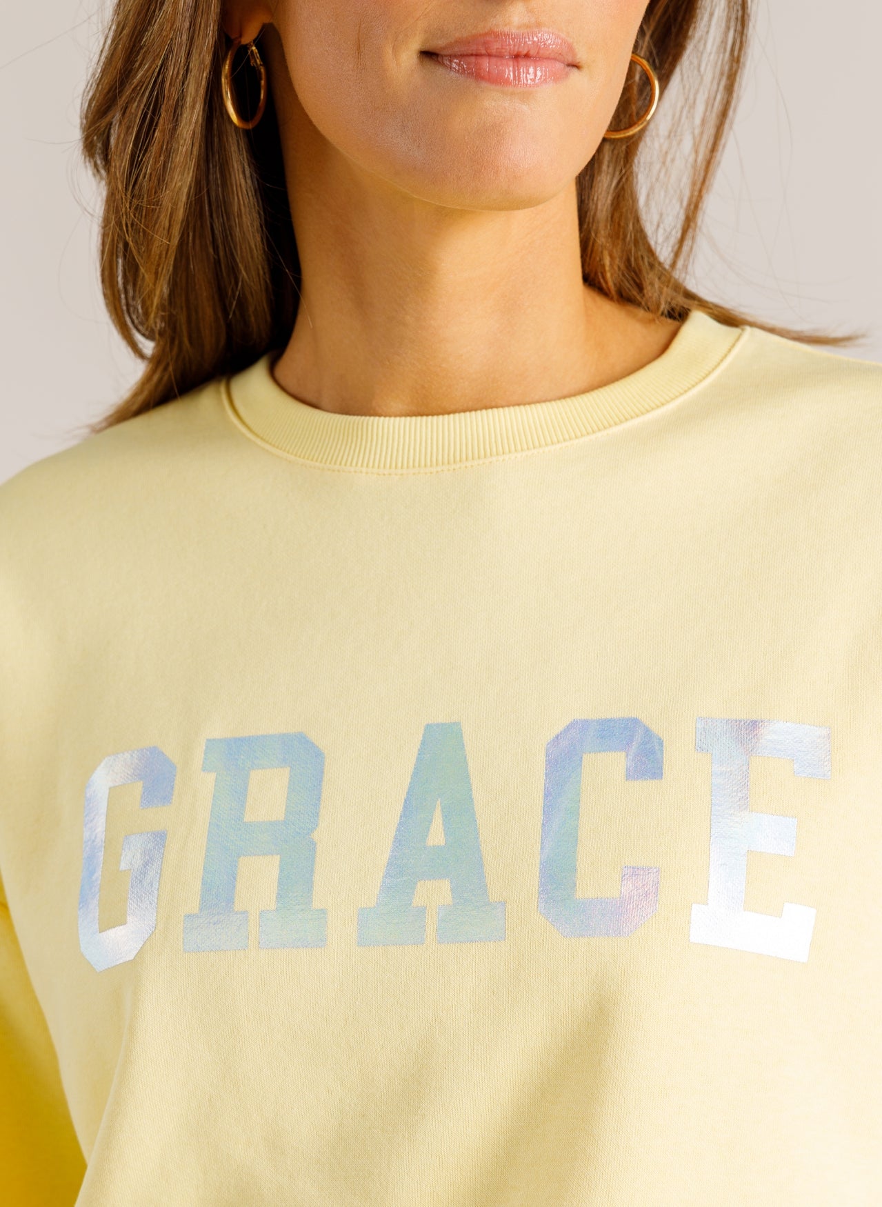 Ivy Beau sweater licht geel met opdruk model valora wax yellow