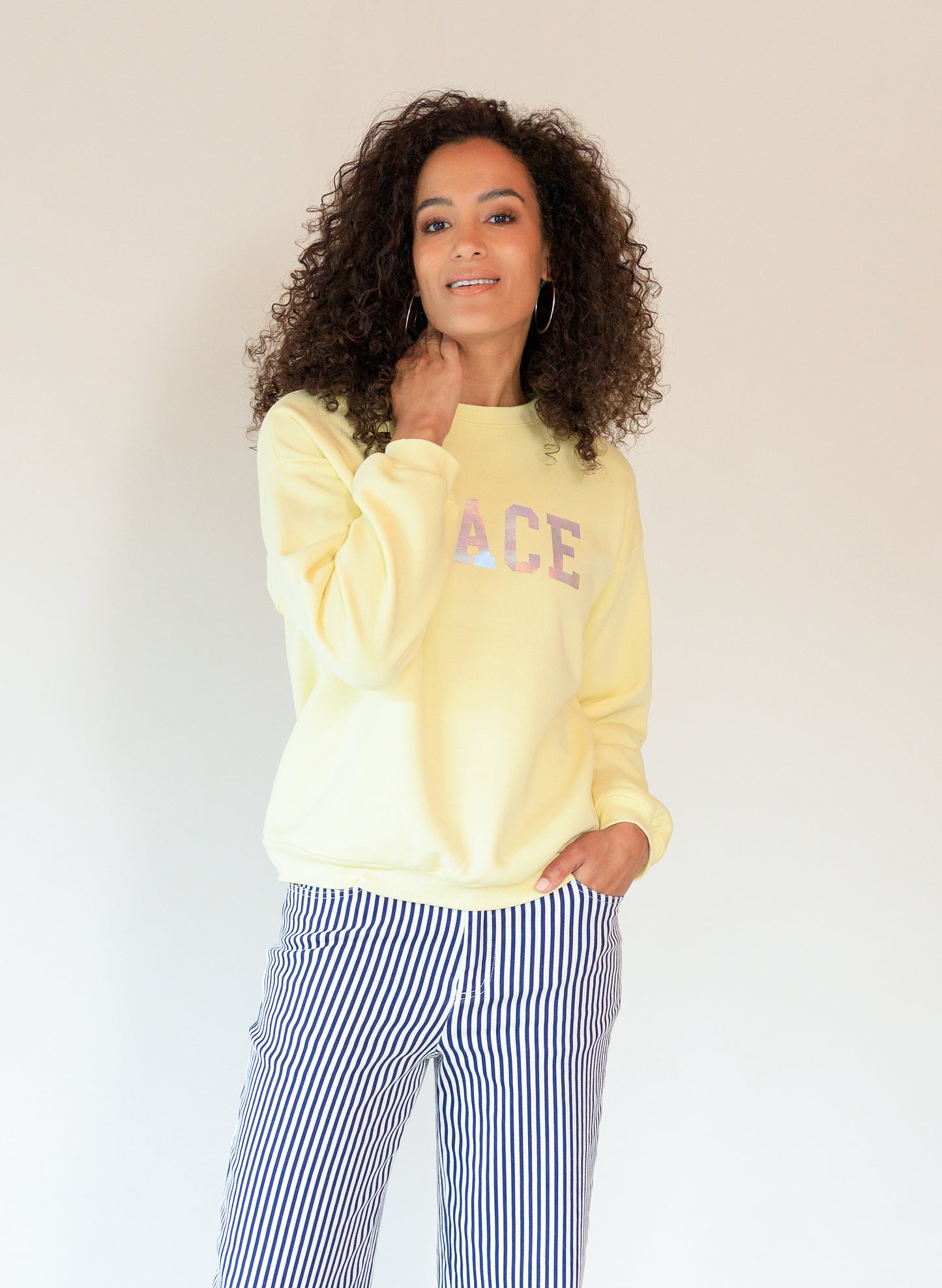 Ivy Beau sweater licht geel met opdruk model valora wax yellow