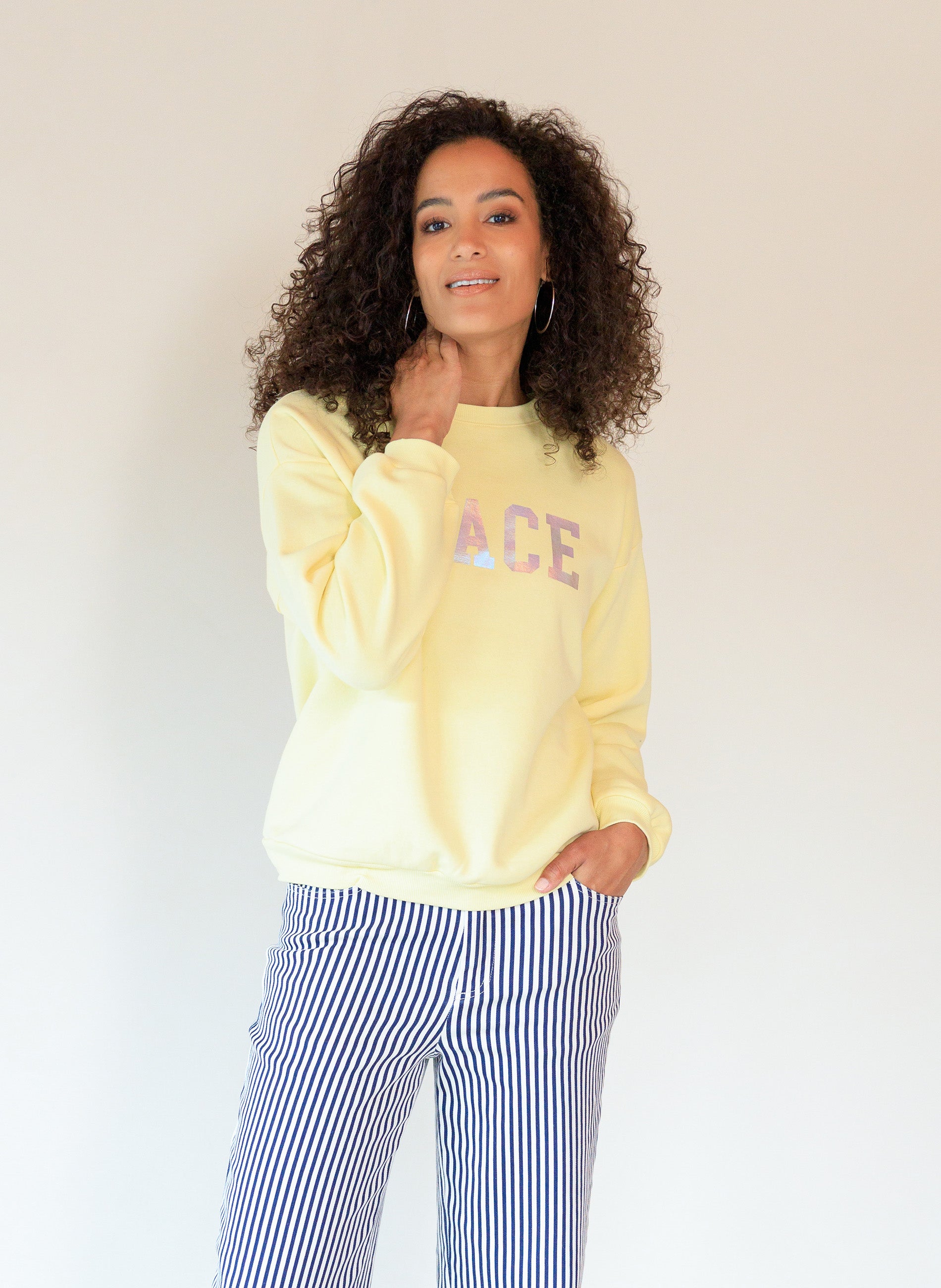 Ivy Beau sweater licht geel met opdruk model valora wax yellow