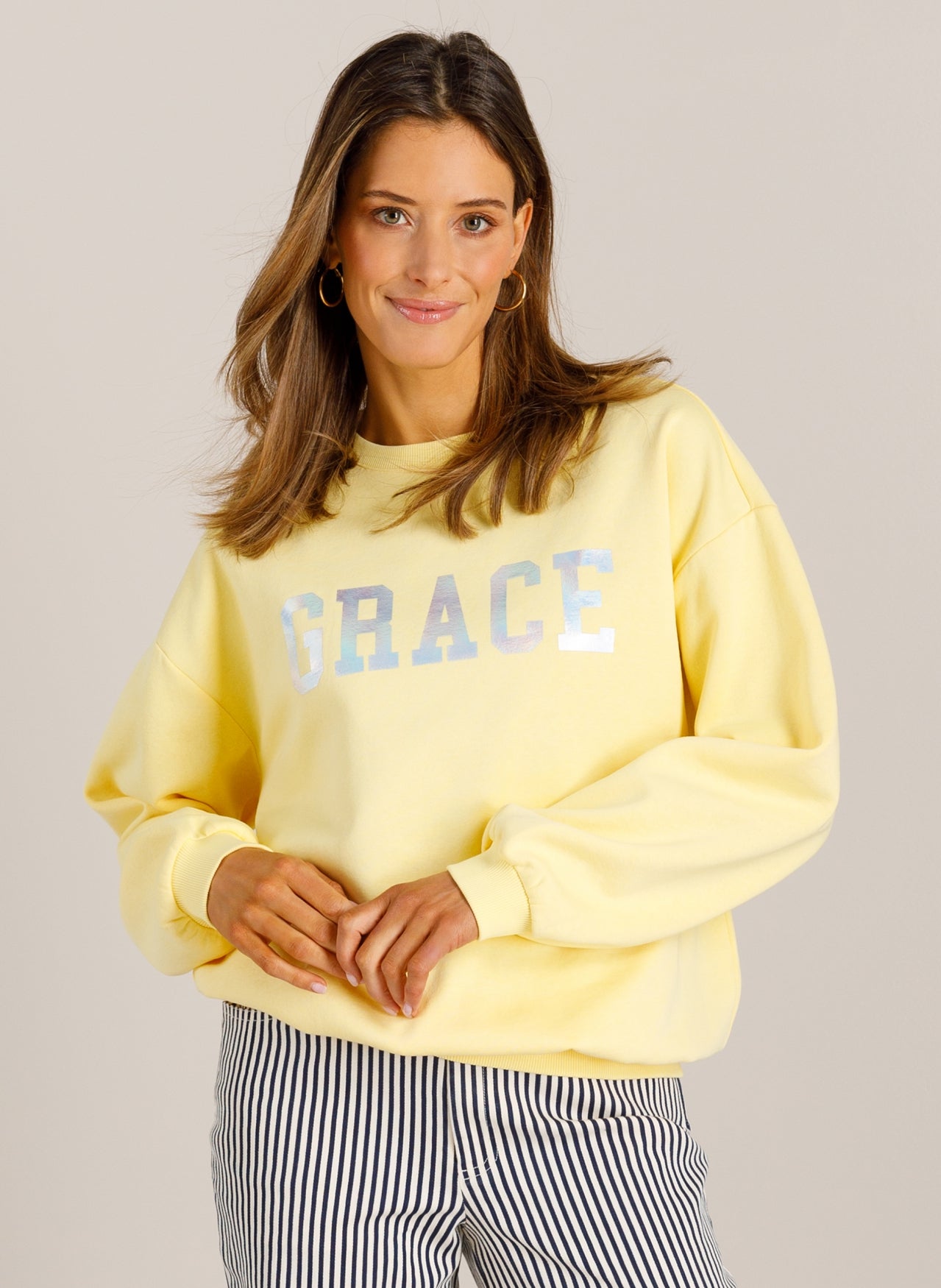 Ivy Beau sweater licht geel met opdruk model valora wax yellow