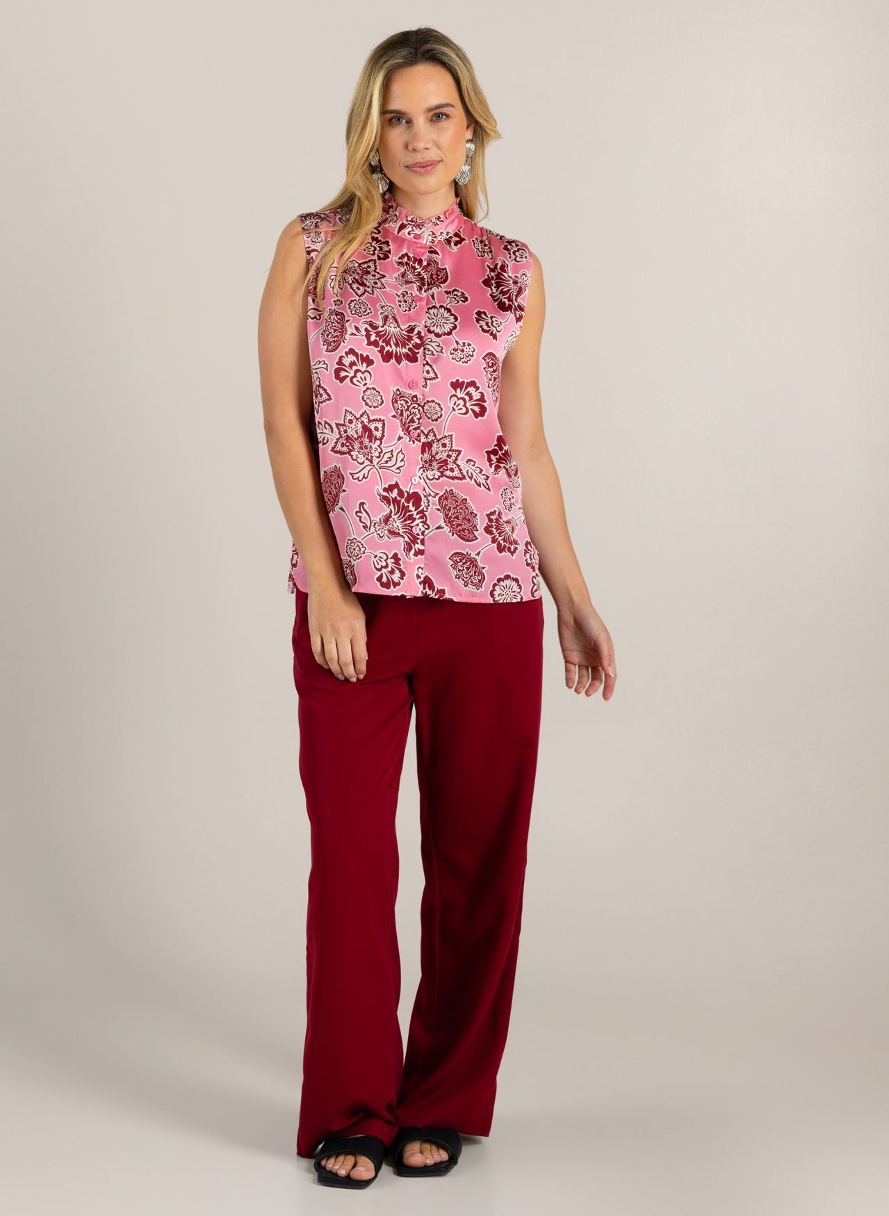 Ivy Beau top roze met rode bloemen print model Giovana pink multi