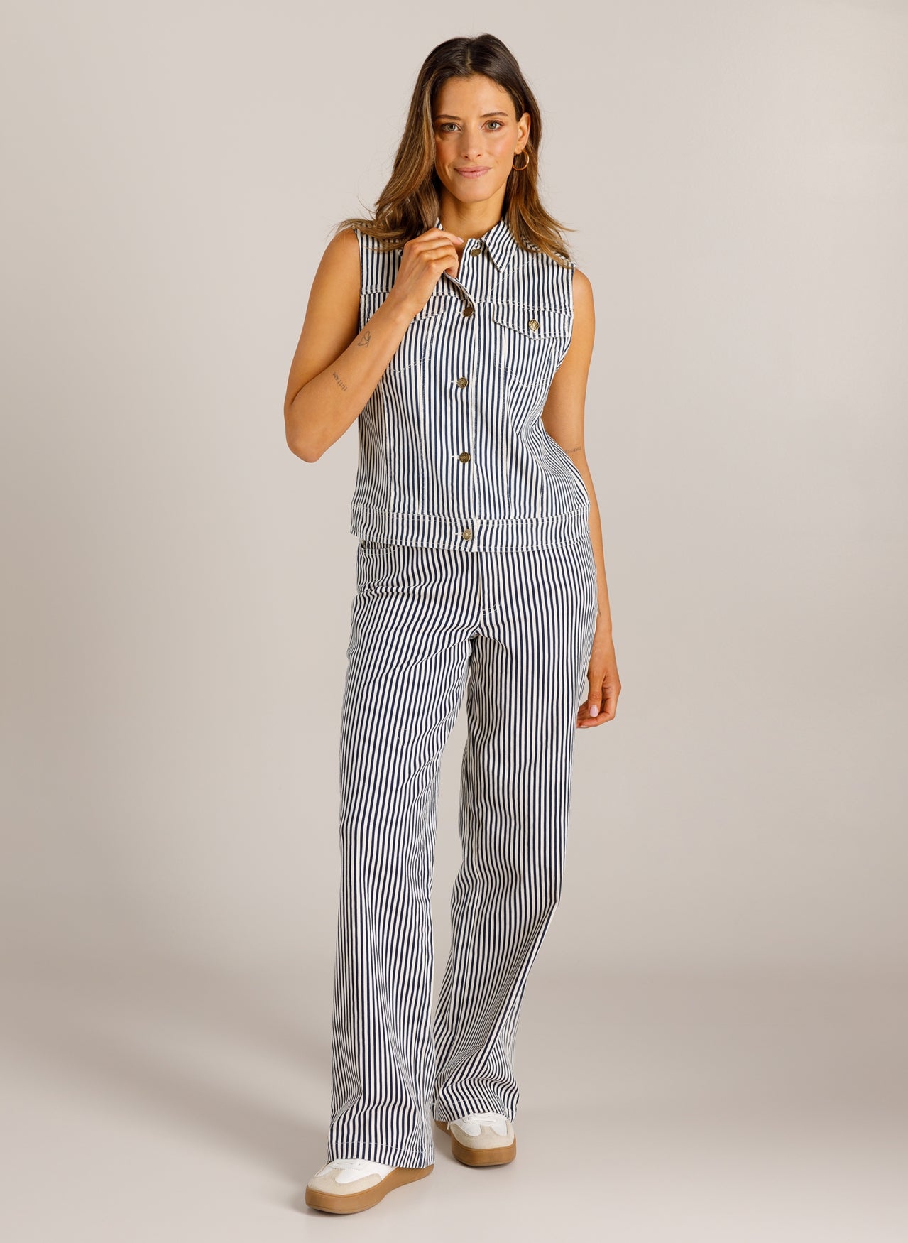 Ivy Beau gilet gestreept offwhite navy blauw model Vaneeza 