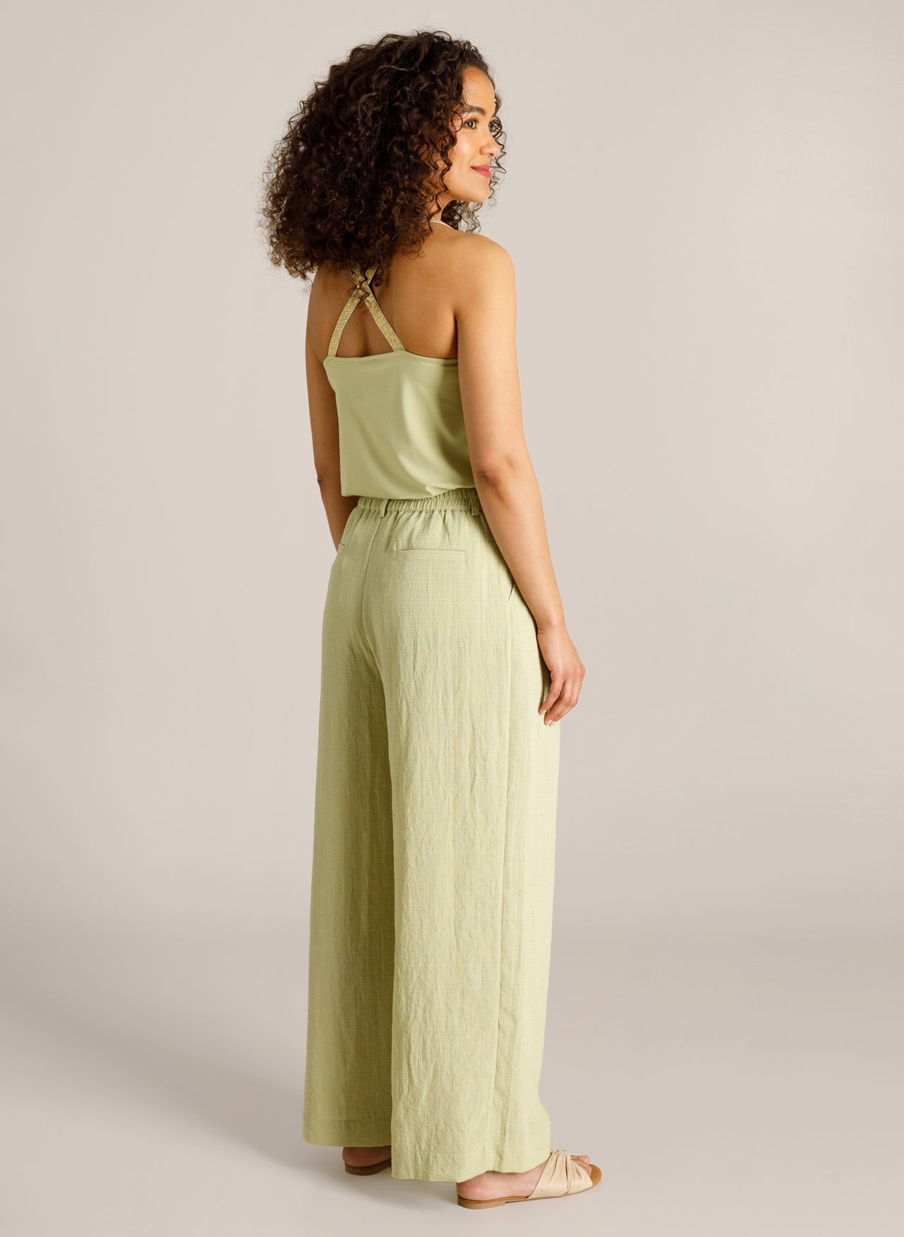 Ivy Beau broek groen met bandplooi model Ceyda pistachio