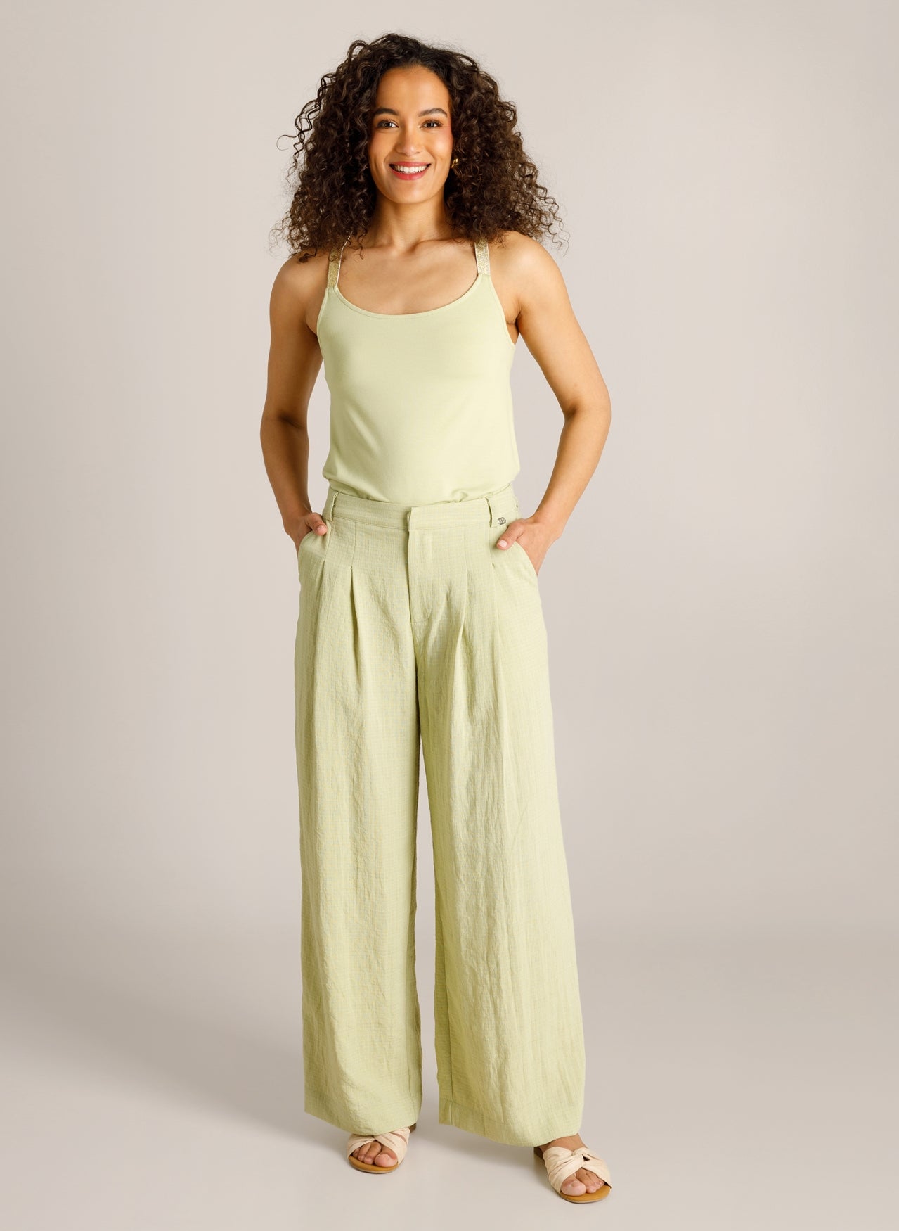 Ivy Beau broek groen met bandplooi model Ceyda pistachio