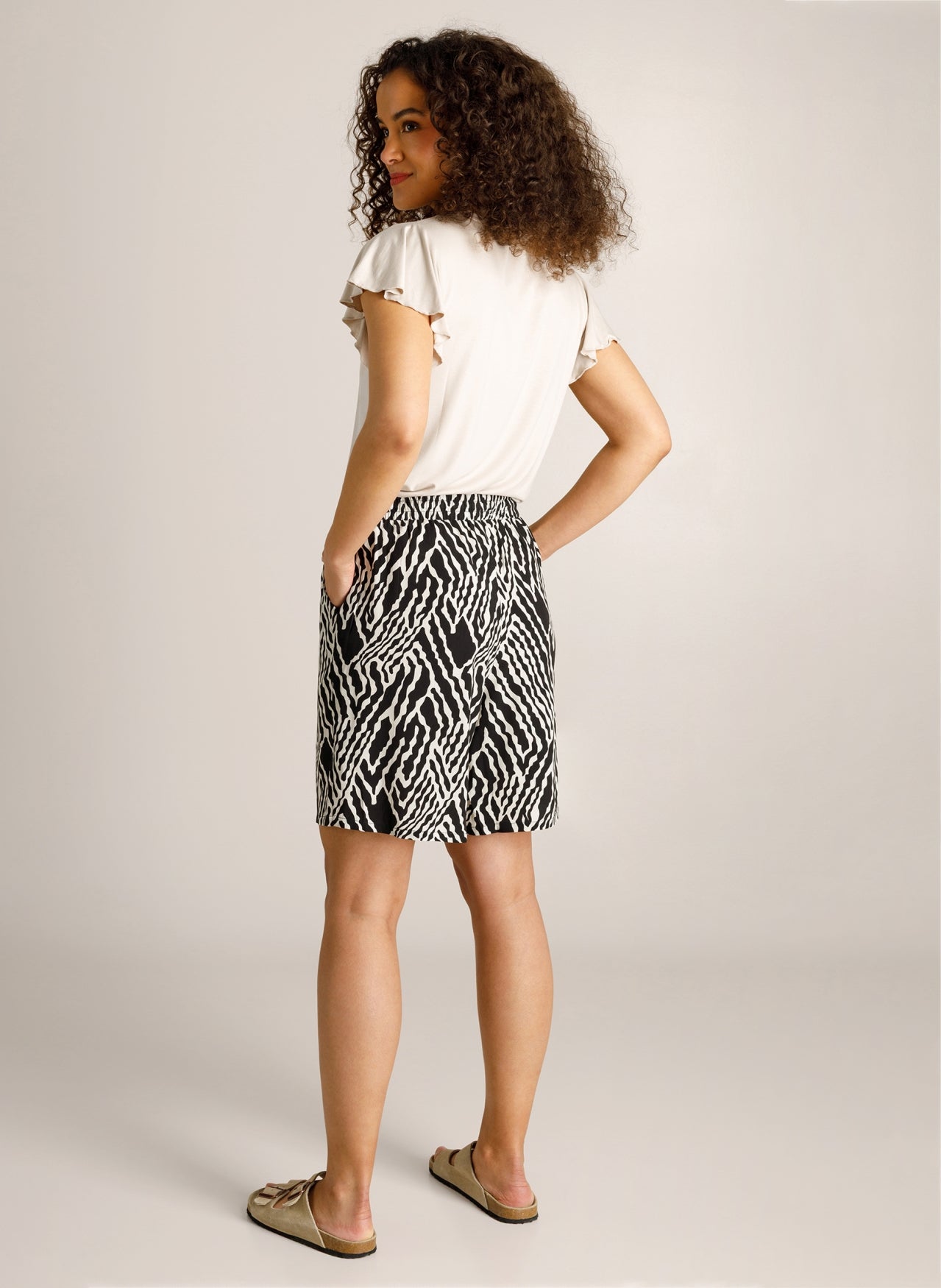 Ivy Beau short zwart wit print korte broek model Charlot black and white