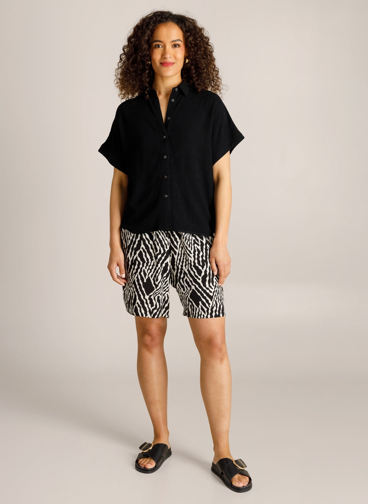 Ivy Beau short zwart wit print korte broek model Charlot black and white