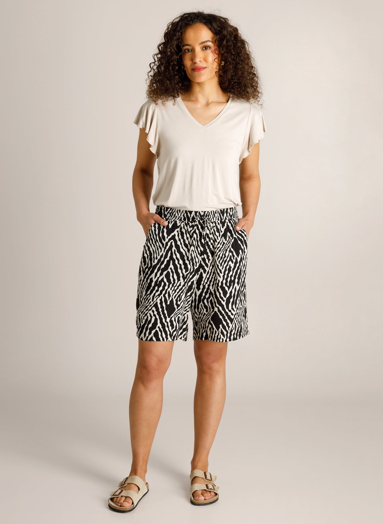 Ivy Beau short zwart wit print korte broek model Charlot black and white