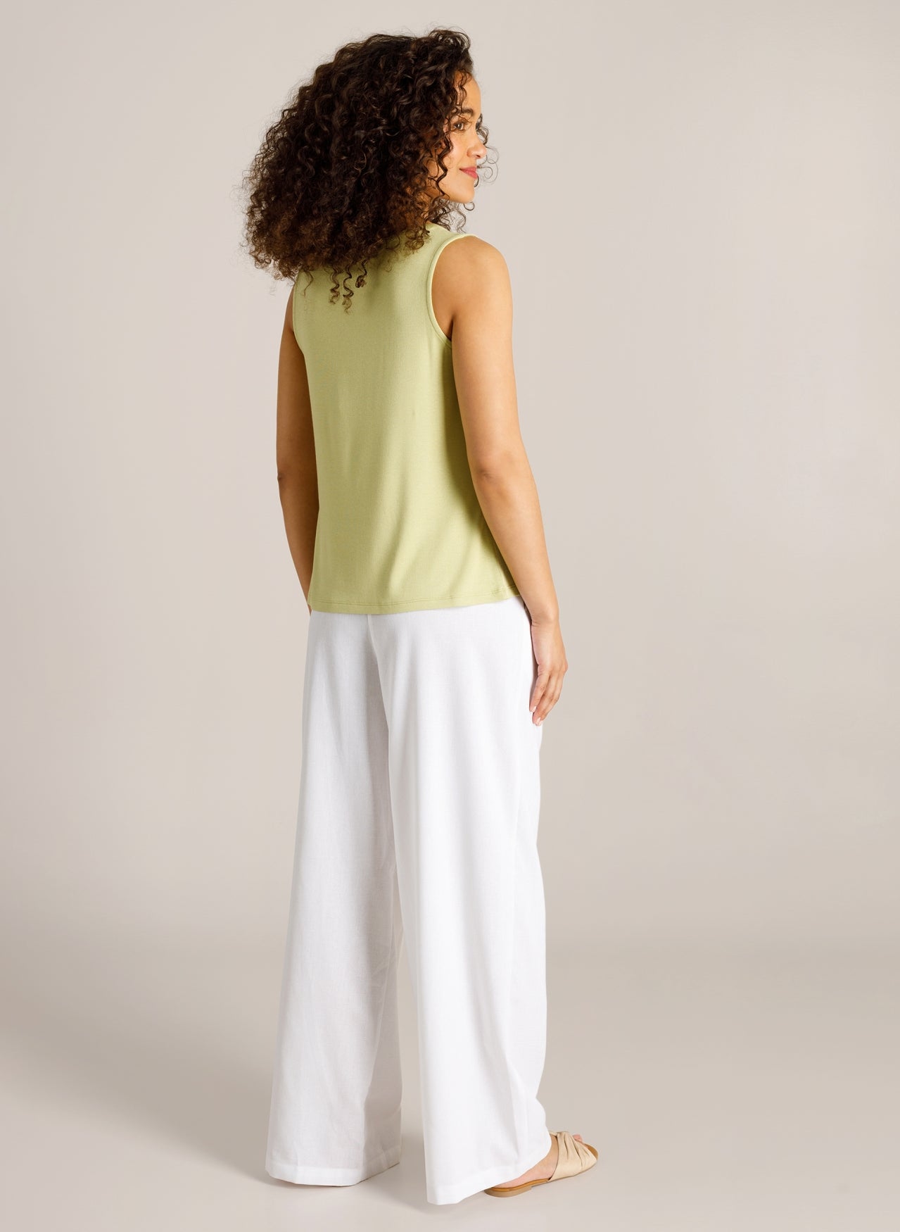 Ivy Beau top groen model Christine pistachio