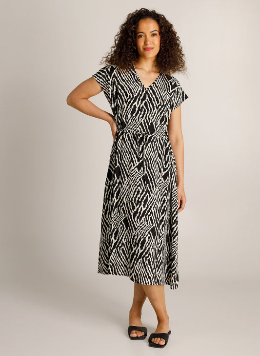 Ivy Beau jurk zwart wit print model Cailey black white