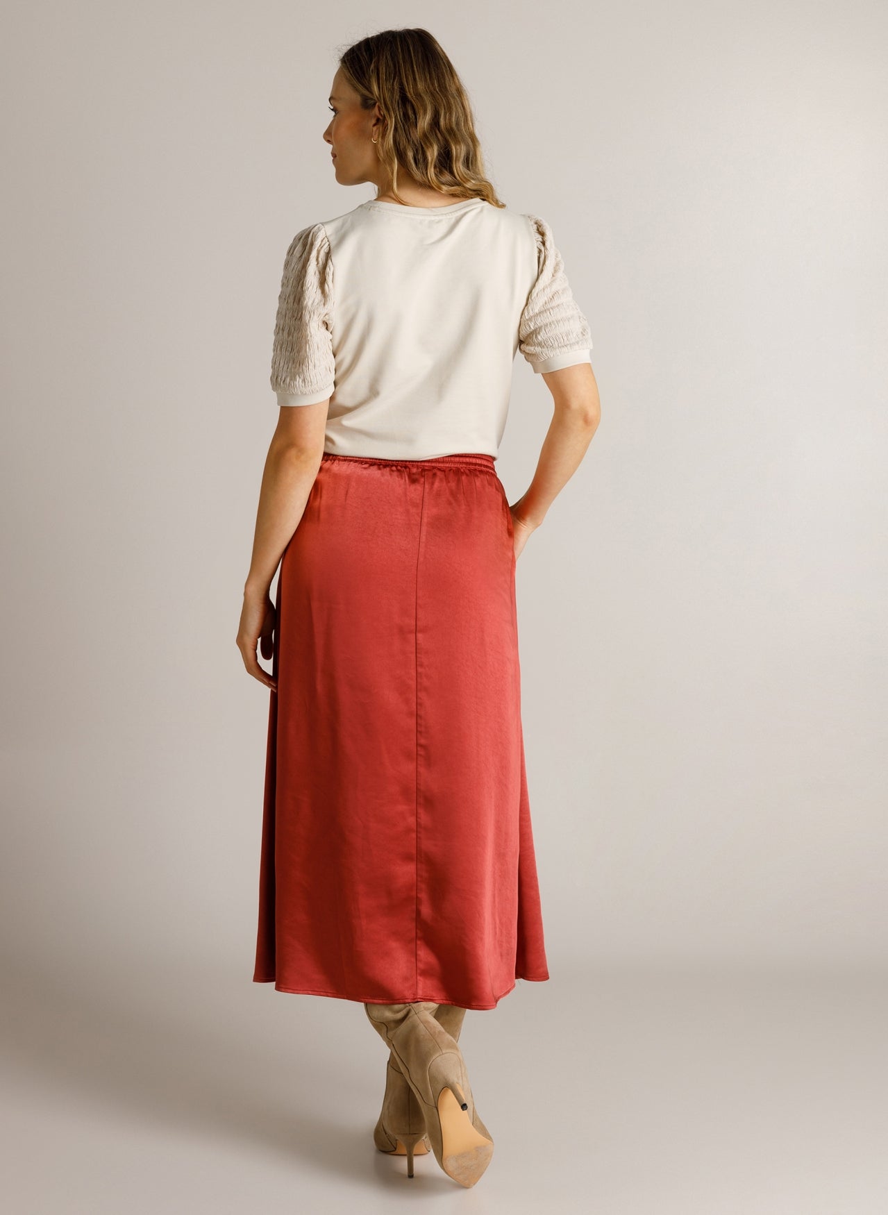 Ivy Beau rok satijn look roest rood model Dilana Barn Red