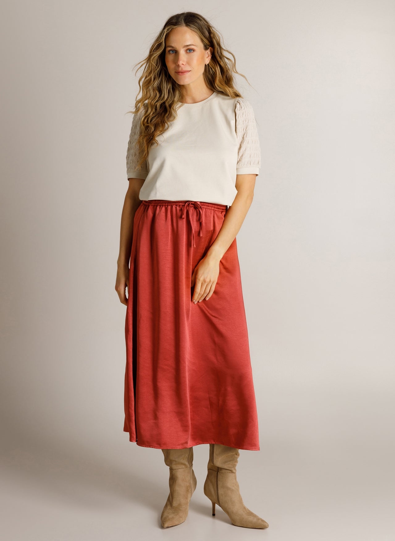 Ivy Beau rok satijn look roest rood model Dilana Barn Red