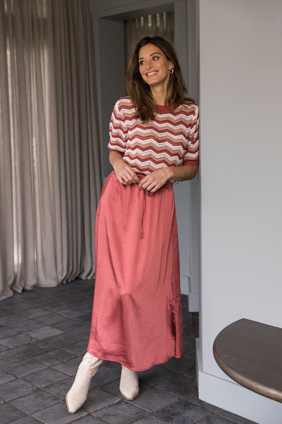 Ivy Beau rok satijn look roest rood model Dilana Barn Red
