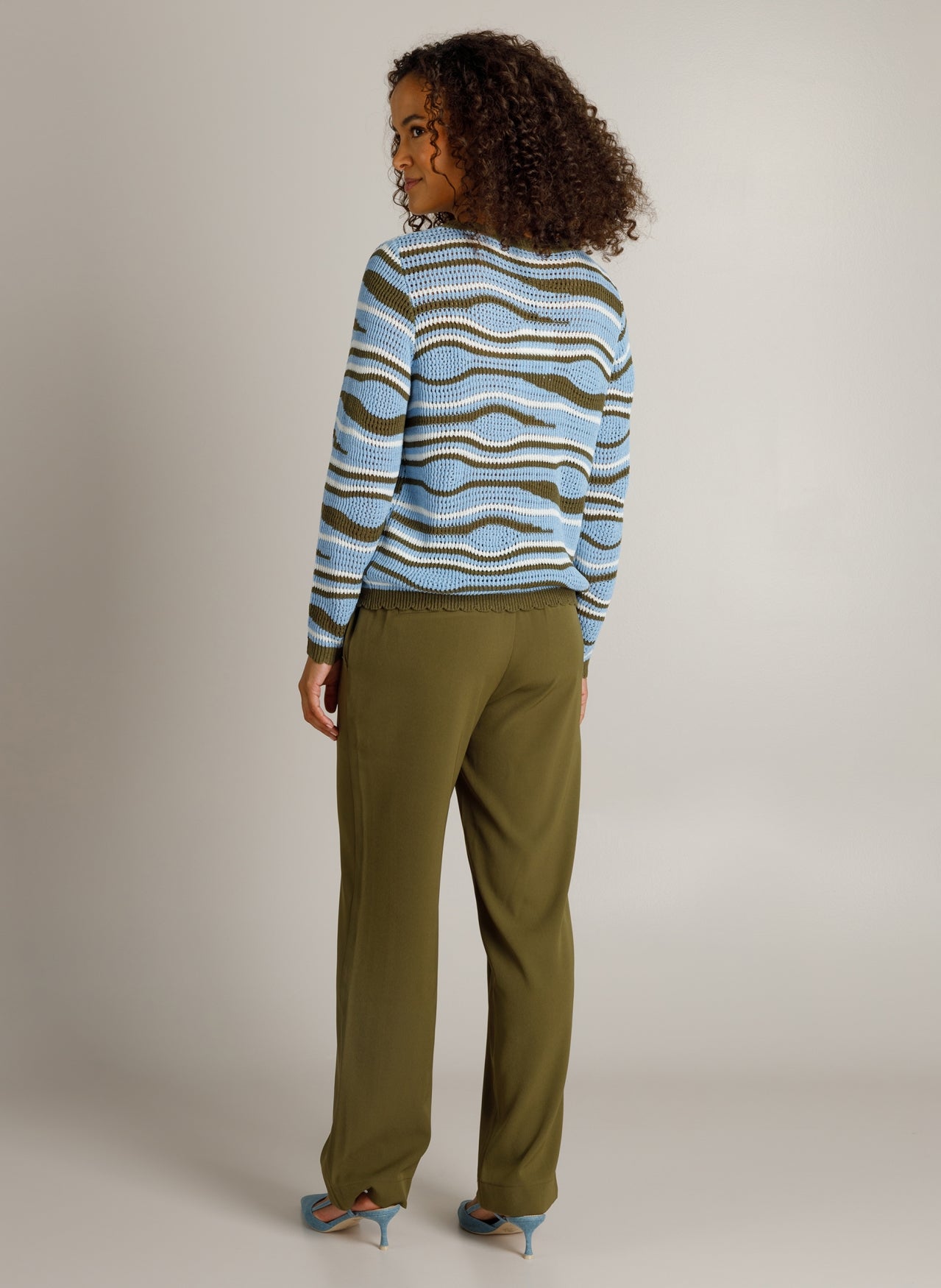 Ivy Beau trui opengewerkt blauw groene print model Hannah green multi 4201151