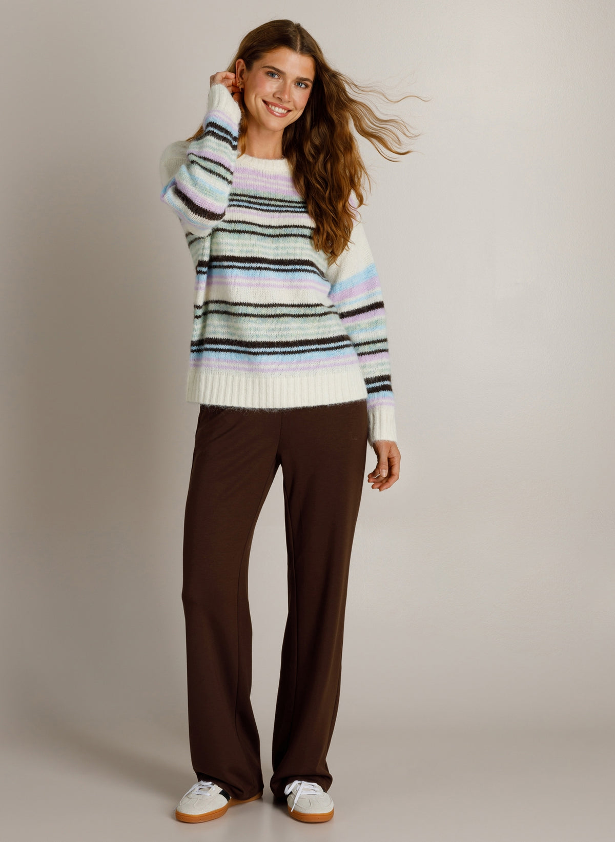 Ivy Beau trui offwhite lila bruin blauw gestreept model Kick multi