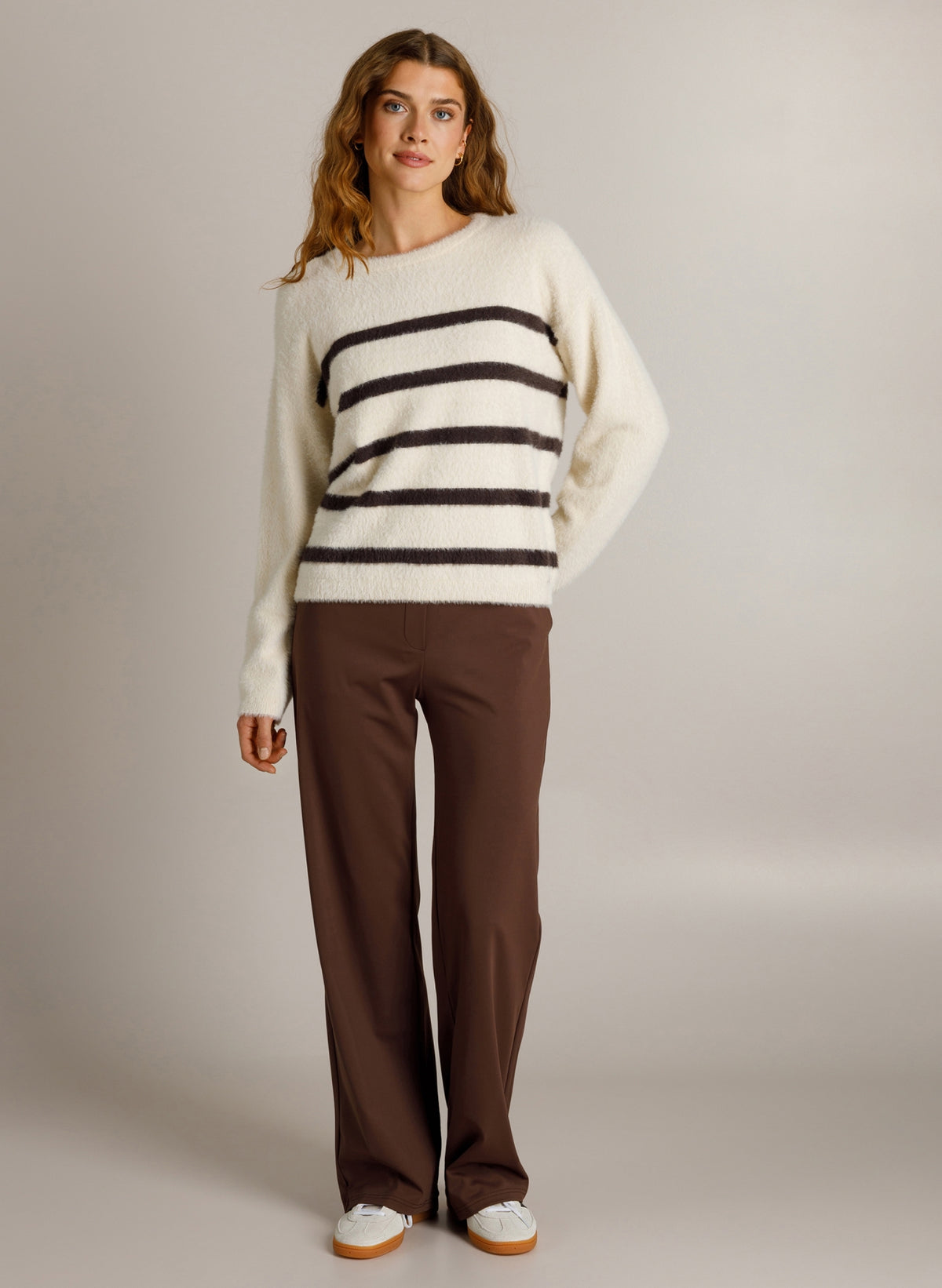 Ivy Beau trui offwhite met bruine strepen model Kimberly multi prinstipe