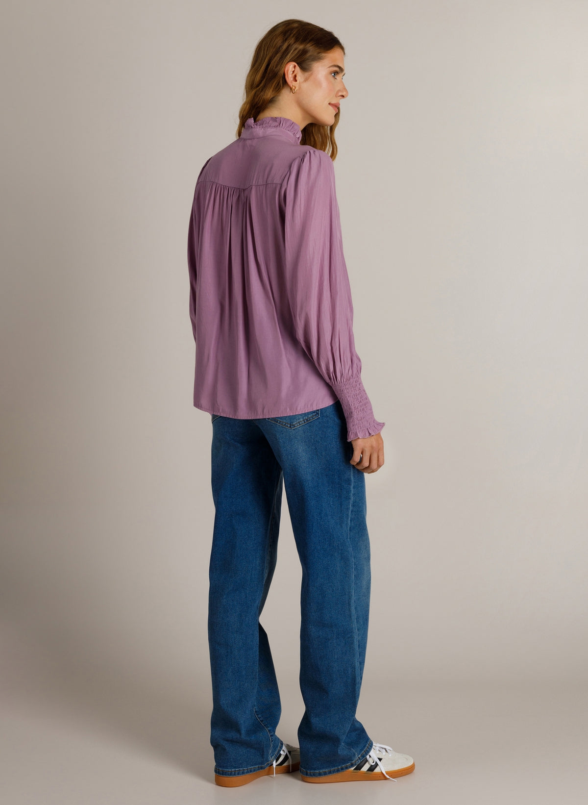 Ivy Beau lila blouse model Kiki Orchid