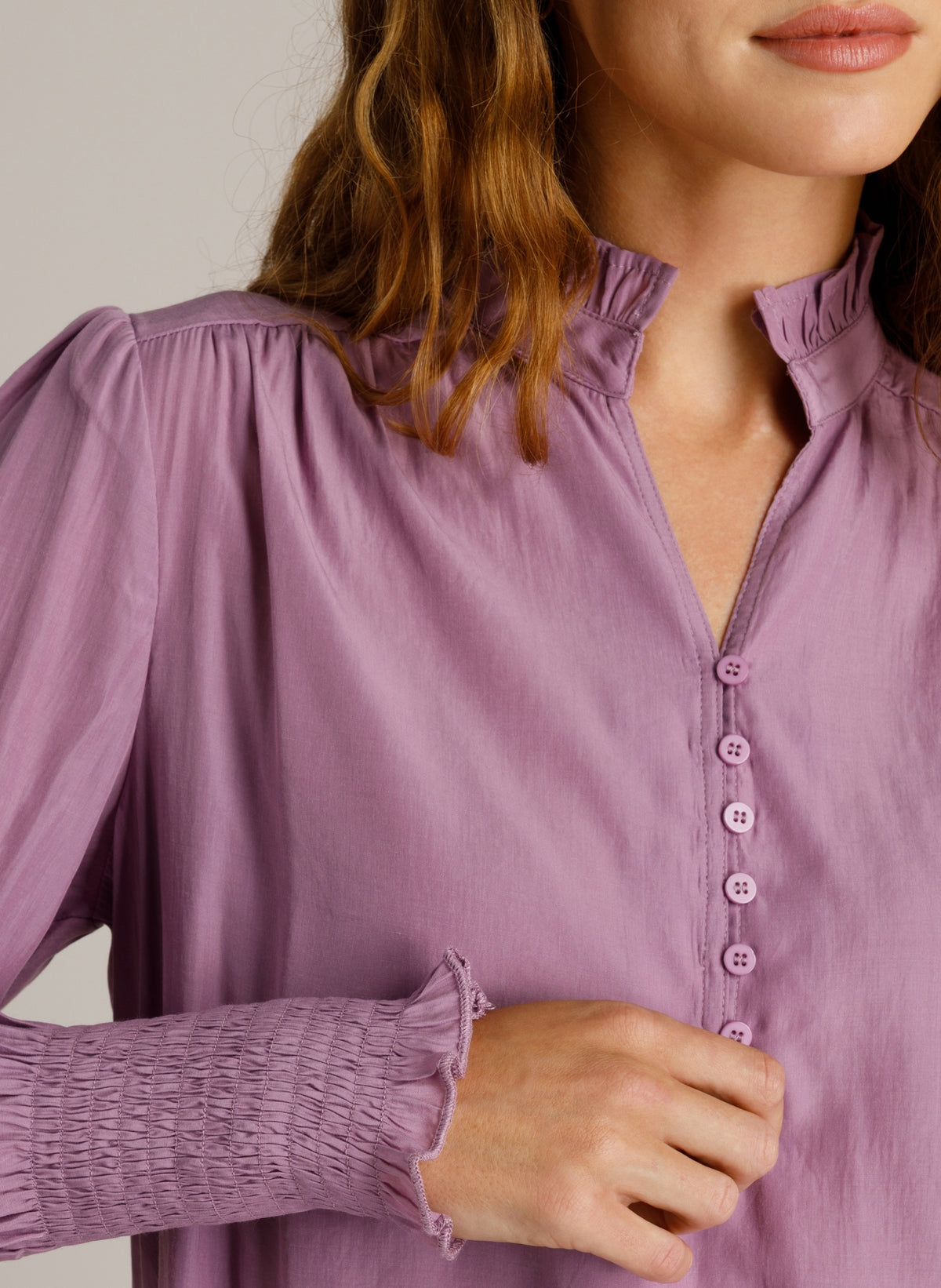 Ivy Beau lila blouse model Kiki Orchid