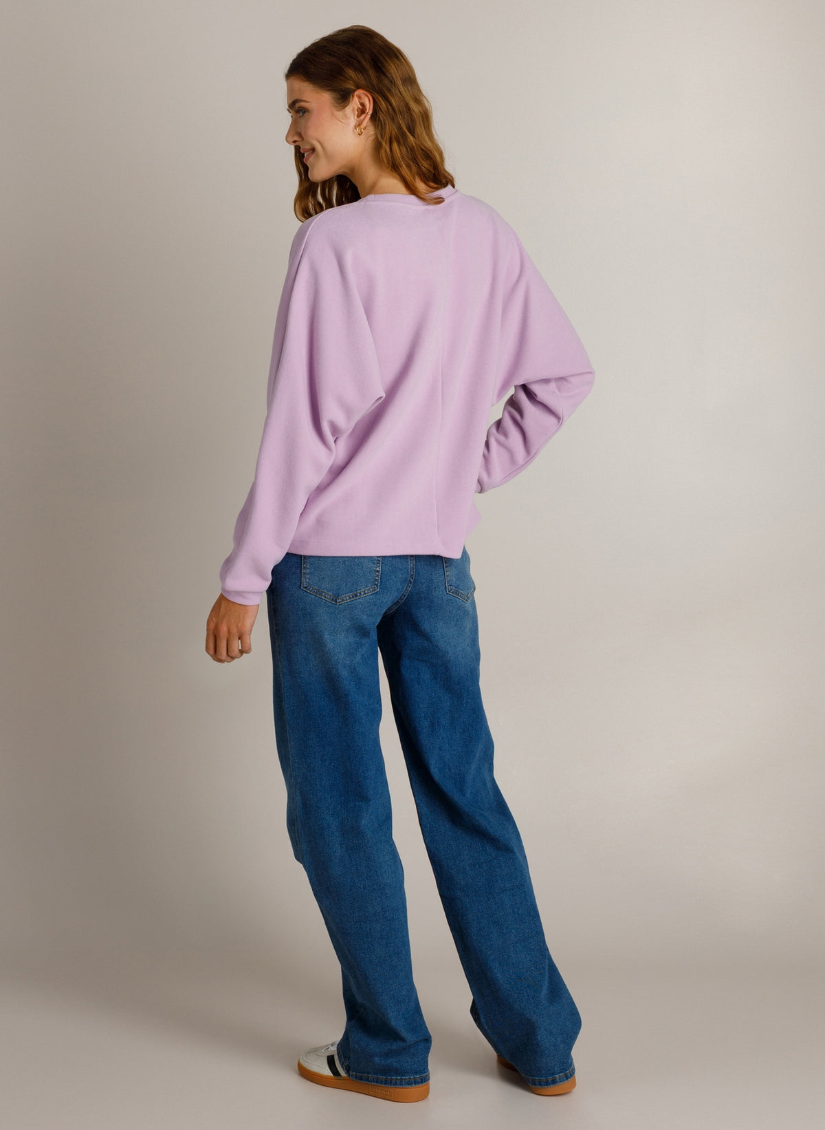 Ivy Beau trui lila oversized fit model Kaya orchid 