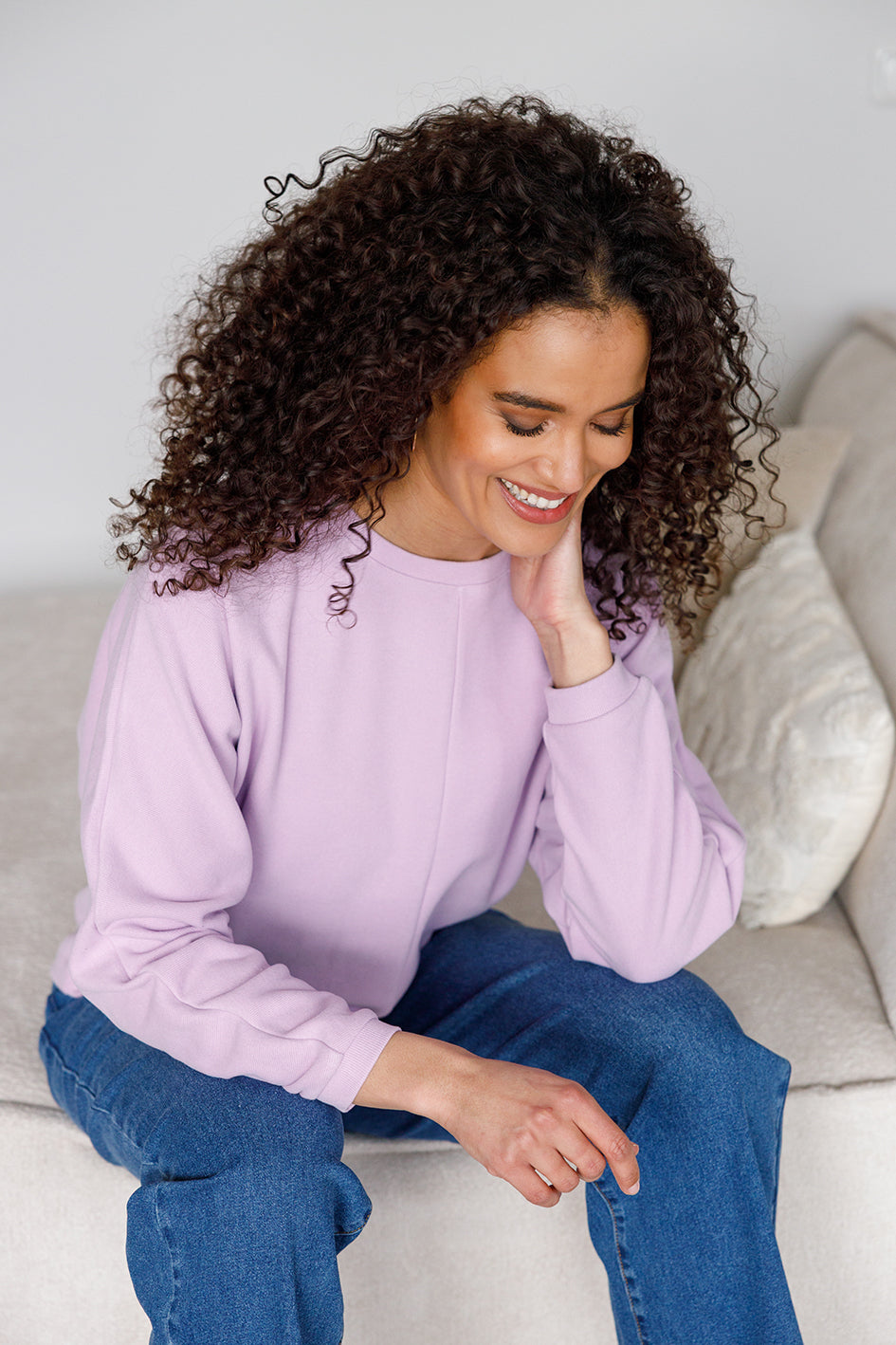Ivy Beau trui lila oversized fit model Kaya orchid 