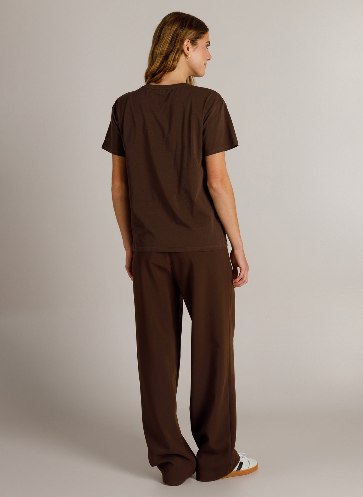 Ivy Beau T-shirt bruin model Kyenna chocolate brown