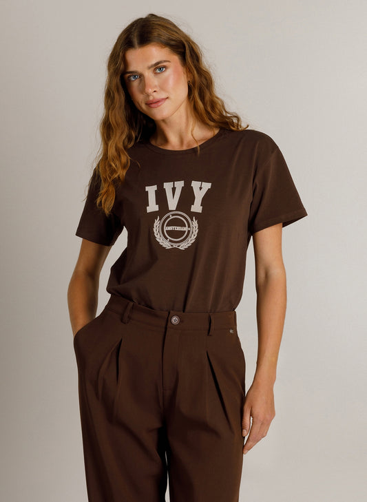 Ivy Beau T-shirt bruin model Kyenna chocolate brown