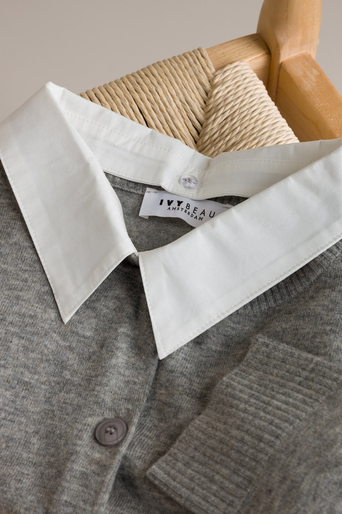 Ivy Beau grijs vest met afneembaar wit kraagje model Mine grey melange