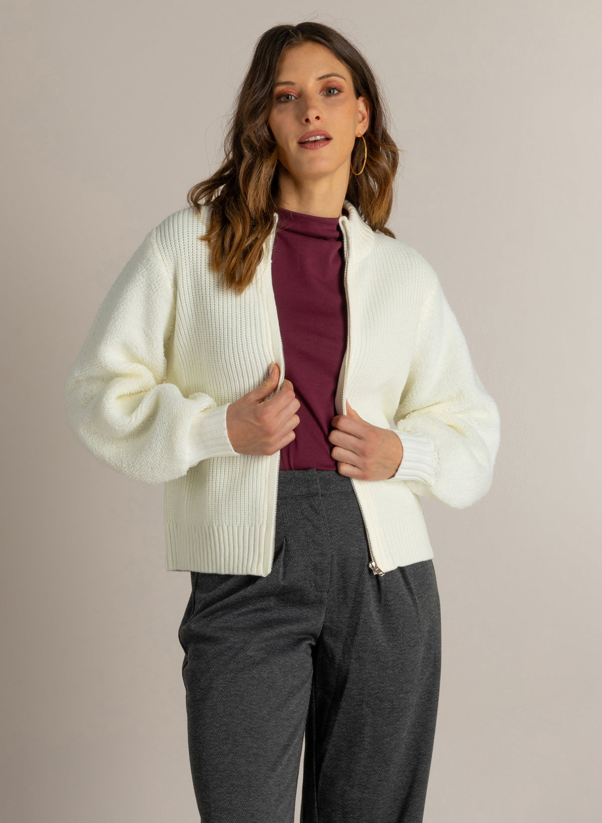 Ivy Beau vest off white met rits model May