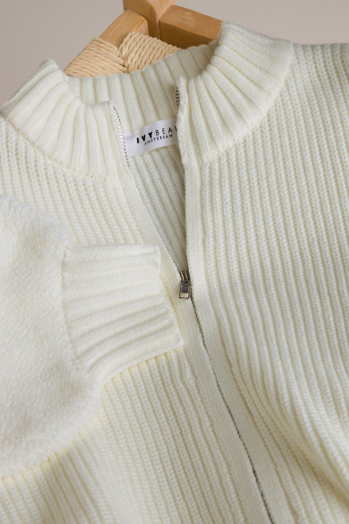 Ivy Beau vest off white met rits model May