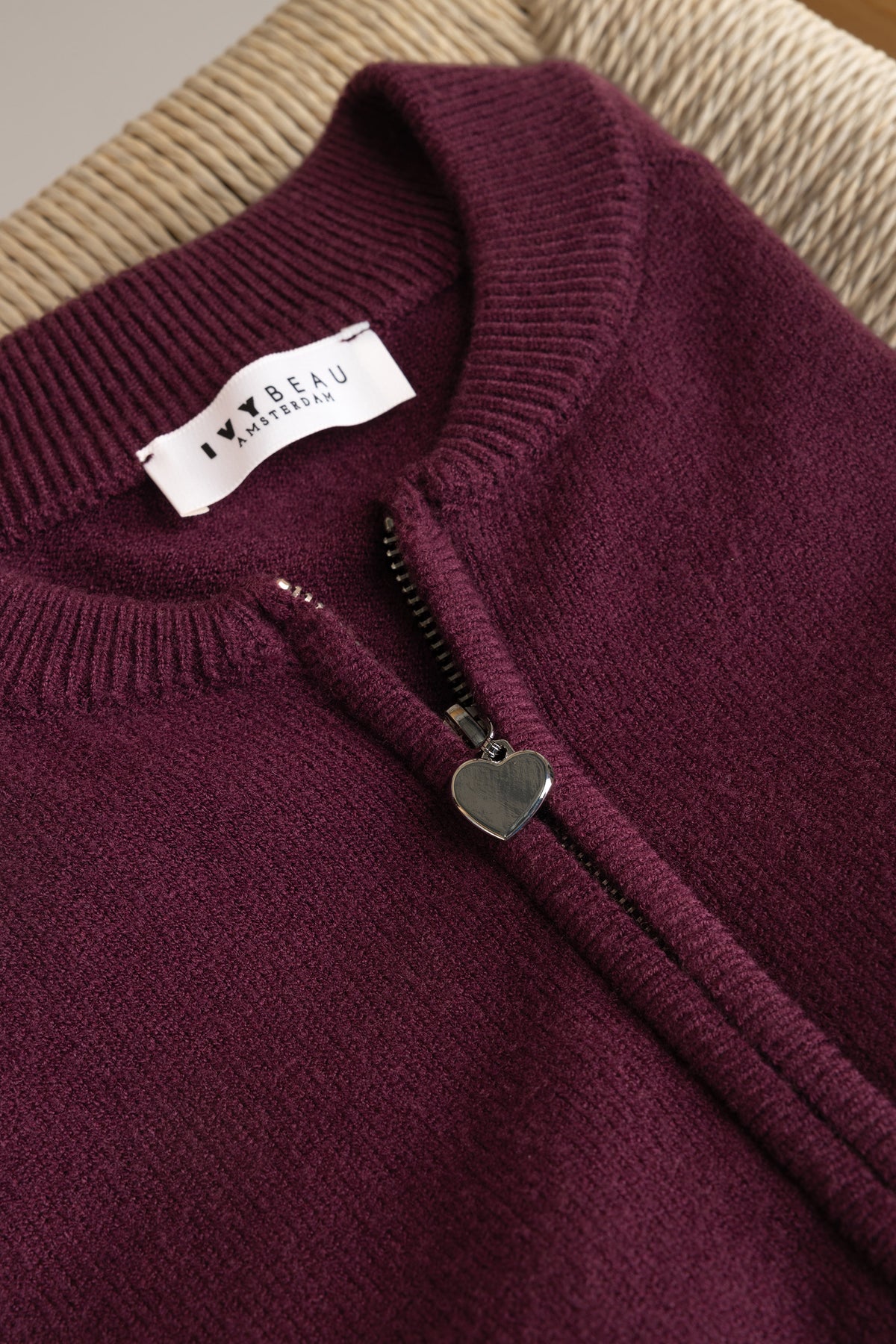 Ivy Beau vest bordeaux rood model Milla dark wine red