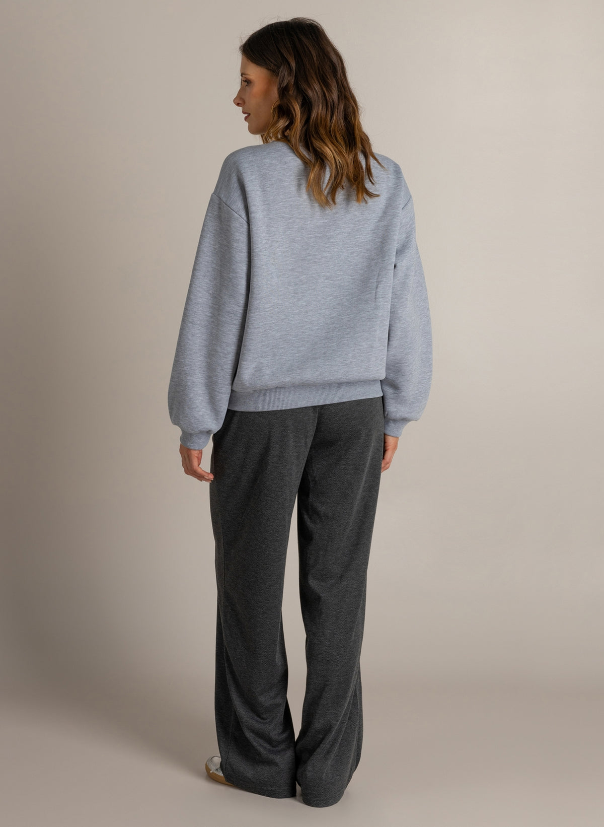 Ivy Beau sweater grijs met bordeaux rood velvet opdruk model Melis grey melange