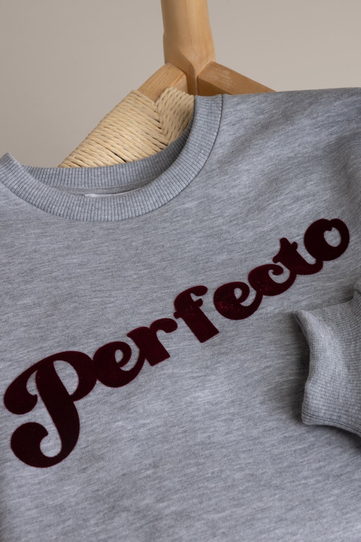 Ivy Beau sweater grijs met bordeaux rood velvet opdruk model Melis grey melange