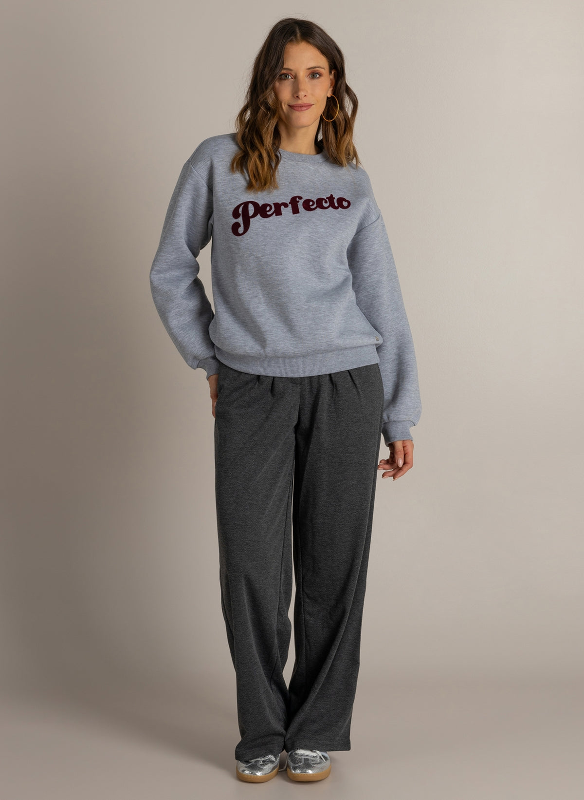 Ivy Beau sweater grijs met bordeaux rood velvet opdruk model Melis grey melange