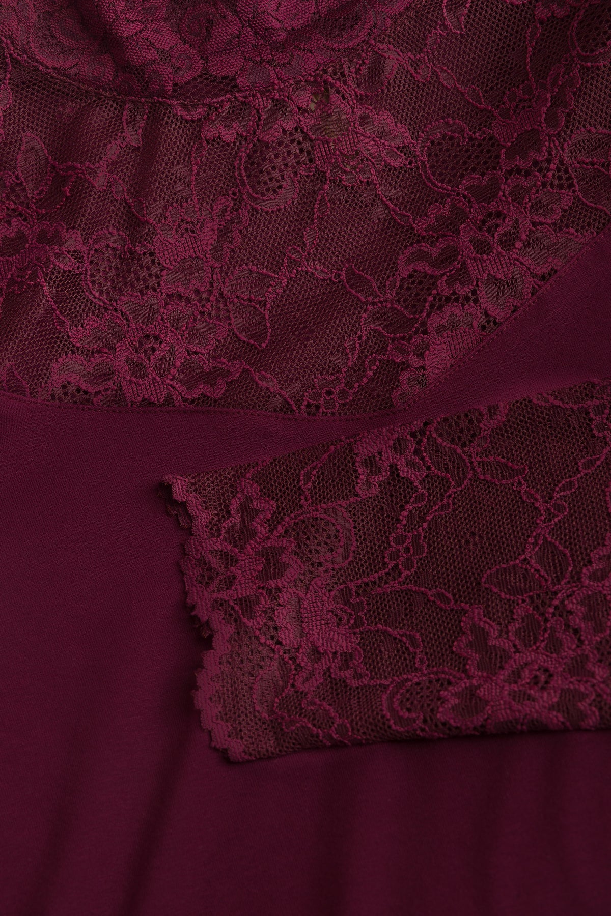 Ivy Beau longsleeve bordeaux met kant detail model Marte dark wine red
