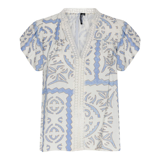 Soulmate blouse korte mouw blauwe print met kant detail model Aqua light blue