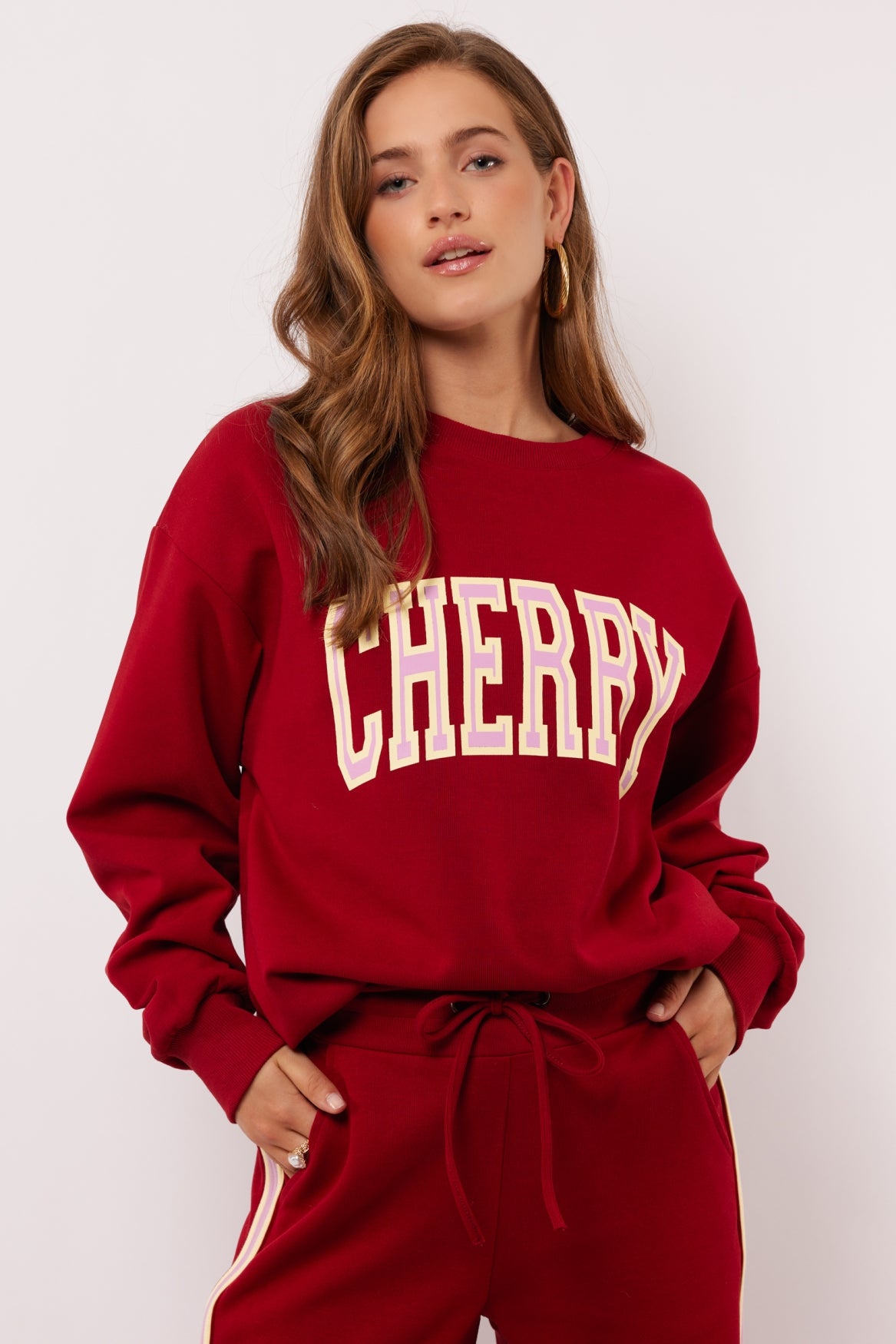 Fluresk rode sweater cherry opdruk model Senara rhubarb