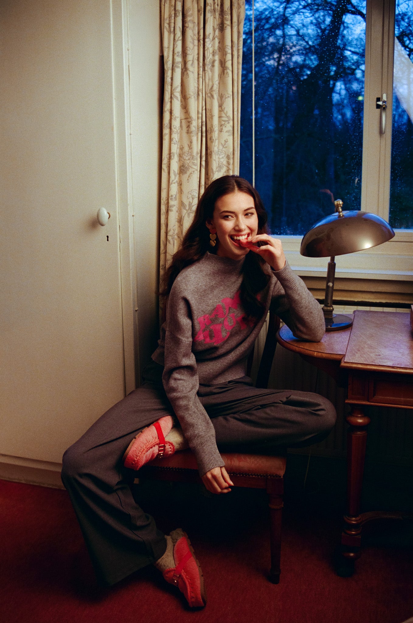 Fluresk trui grijs met roze opdruk model Maridia knit smoke