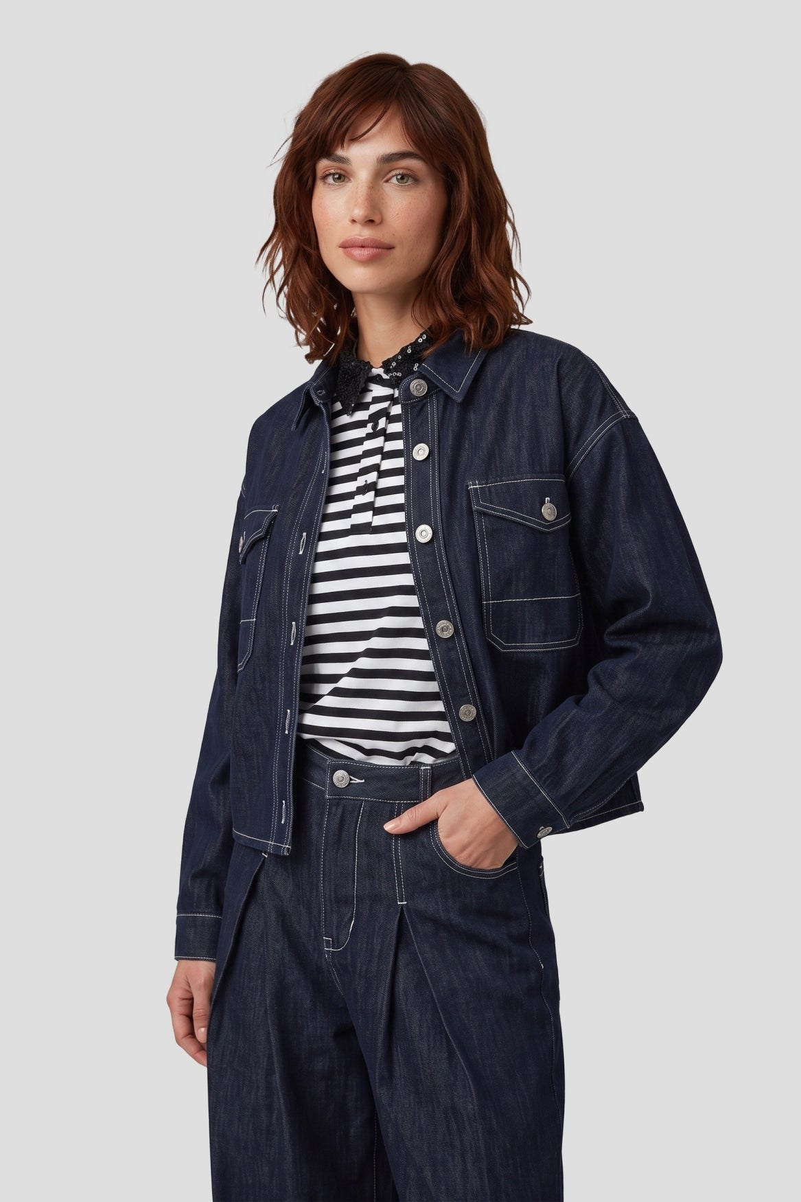 Fluresk donker blauw denim jasje met fijn glittertje in stof verwerkt model Rubie blouse jacket dark denim